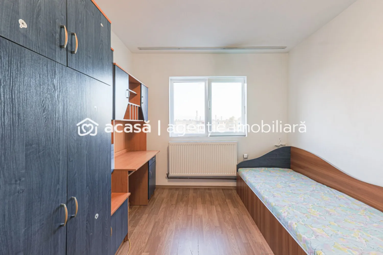 Spațiu, lumină și potențial: Apartamentul tău în Aradul Nou - Există proprietăți care te cuceresc prin compartimentarea lor generoasă, oferindu-ți libertatea de a organiza fiecare cameră exact așa cum ai visat. În inima cartierului Aradul Nou, vă propunem un apartament decomandat cu 3 camere, situat la ultimul etaj, unde liniștea și absența vecinilor de deasupra sunt principalele avantaje. Cu o suprafață utilă de aproximativ 70 mp, această locuință reprezintă echilibrul perfect pentru o familie care are nevoie de spațiu de creștere. Fiind complet decomandat, apartamentul oferă intimitate fiecărui membru al familiei. Cele două băi sunt un beneficiu esențial, eliminând aglomerația matinală, iar cele două balcoane deschise invită lumina naturală în interior. Blocul beneficiază de un acoperiș reabilitat integral în urmă cu 5 ani, oferindu-vă confortul psihic necesar în privința integrității etajului superior. Bucătăria este completată de o zonă de depozitare extrem de utilă, un detaliu practic care ajută la menținerea ordinii în întreaga casă. Încălzirea este asigurată prin sistemul centralizat (CET), punctul termic fiind situat chiar în curtea interioară a blocului, ceea ce asigură un randament termic optim. Situat la etajul 4, apartamentul este o pânză albă ce așteaptă să fie personalizată. Este alegerea strategică pentru cineva care dorește să investească într-o zonă cu acces facil către punctele de interes ale orașului, dar ferită de zgomotul arterelor principale. 📍 Zona: Aradul Nou 📐 Suprafață: aproximativ 70 mp utili (97 mp construiți conform CF) 🛋️ Configurație: 3 camere, 2 băi, 2 balcoane 💰 Preț: 62.000 € 🤝 Comision 0% pentru cumpărător Pentru detalii și programarea unei vizionări: Jasmina Uglesits - 0740814770 Consultant imobiliar - Agenția ACASĂ Arad Nu dispui de toată suma? Te ajutăm noi gratuit! Îți obținem oferte de la 16 bănci. Ai o proprietate de vânzare în Arad și vrei să știi cât valorează cu adevărat? Sună-mă pentru o evaluare gratuită, fără obligații. Birou: ACASĂ | Agenție imobiliară Arad Bulevardul Decebal 2, Arad 310133