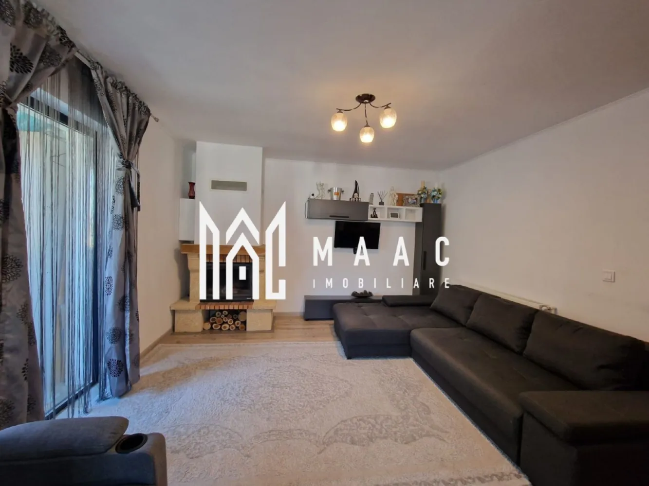 Apartament 3 Camere | 2 Bai | 2 Balcoane | 76 MPU | Etaj 1 - MAAC Imobiliare vă propune spre vânzare un apartament modern cu 3 camere, 2 Bai si 2 balcoane in Cartierul Arhitecților. Finalizat în 2019 și amplasat într-un imobil construit în 2018, apartamentul oferă confort, funcționalitate și un spațiu exterior generos, perfect pentru relaxare. Detalii proprietate: Suprafață utilă: 76 mp An construcție: 2018 Anul finisării: 2019 Compartimentare: decomandată Bucătăria complet utilată ( Aragaz, Cuptor Electric, Cuptor cu microunde, Masina de spalat vase, Combina frigorifica) Living cu Semineu pe lemne Dormitor matrimonial Dormitor secundar 2 băi cu geam (Cada Si Dus) 2 balcoane( un balcon de 15 m si un balcon de 5m) Hol spațios Dotări și finisaje: Se predă complet mobilat și utilat conform fotografiilor Pardoseli din parchet și gresie Geamuri tripan pentru izolație termică și fonică optimă Avantaje: Zonă liniștită, cu acces facil către magazine și mijloace de transport Pentru mai multe detalii și programarea unei vizionări, vă rugăm să ne contactați menționând ID: CP2687377 }}