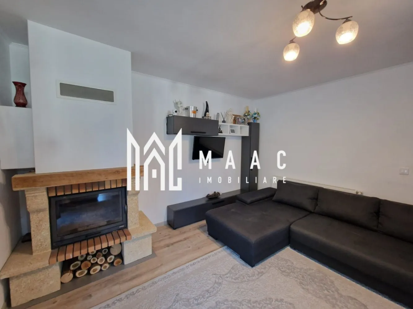 Apartament 3 Camere | 2 Bai | 2 Balcoane | 76 MPU | Etaj 1 - MAAC Imobiliare vă propune spre vânzare un apartament modern cu 3 camere, 2 Bai si 2 balcoane in Cartierul Arhitecților. Finalizat în 2019 și amplasat într-un imobil construit în 2018, apartamentul oferă confort, funcționalitate și un spațiu exterior generos, perfect pentru relaxare. Detalii proprietate: Suprafață utilă: 76 mp An construcție: 2018 Anul finisării: 2019 Compartimentare: decomandată Bucătăria complet utilată ( Aragaz, Cuptor Electric, Cuptor cu microunde, Masina de spalat vase, Combina frigorifica) Living cu Semineu pe lemne Dormitor matrimonial Dormitor secundar 2 băi cu geam (Cada Si Dus) 2 balcoane( un balcon de 15 m si un balcon de 5m) Hol spațios Dotări și finisaje: Se predă complet mobilat și utilat conform fotografiilor Pardoseli din parchet și gresie Geamuri tripan pentru izolație termică și fonică optimă Avantaje: Zonă liniștită, cu acces facil către magazine și mijloace de transport Pentru mai multe detalii și programarea unei vizionări, vă rugăm să ne contactați menționând ID: CP2687377 }}