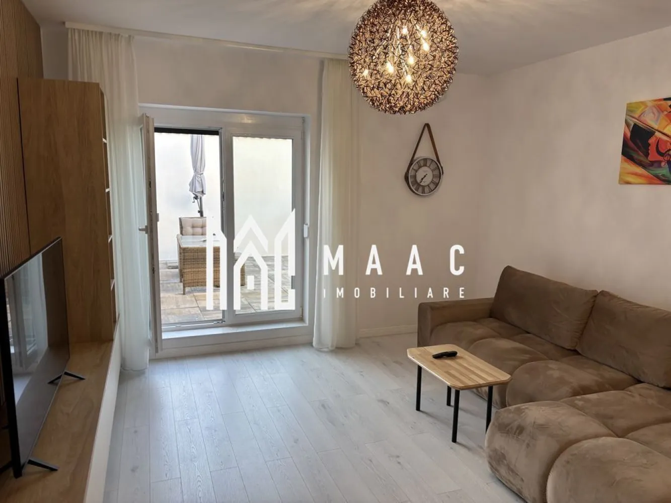 Penthouse 2 camere | 2 Terase | Loc de parcare | 60 MPU | Tineretului - MAAC Imobiliare vă propune spre închiriere un Penthouse nou, ultra-modern, situat în zona Deventer – Cartierul Tineretului, Sibiu. Detalii locuință: Compartimentare: 2 camere decomandate, bucătărie separată, baie cu geam natural, hol 2 terase generoase de câte 20 mp fiecare, cu expunere la soare Suprafață bine compartimentată, spațiu luminos și primitor Etaj superior într-un imobil dotat cu lift Dotări interioare: 2 aparate de aer condiționat (12.000 BTU) Mașină de spălat rufe cu uscător Mașină de spălat vase Cuptor electric, plită pe inducție, hotă, cuptor cu microunde Frigider încorporat 2 televizoare moderne: Sony 108 cm și LG 137 cm Mobilier și finisaje ultra-moderne Alte avantaje: Loc de parcare privat inclus Locație excelentă – aproape de stația de autobuz și magazine Apartament complet mobilat și utilat, gata de mutare Pentru mai multe detalii sau pentru a programa o vizionare, contactați-ne specificand ID: CP2687637 }}