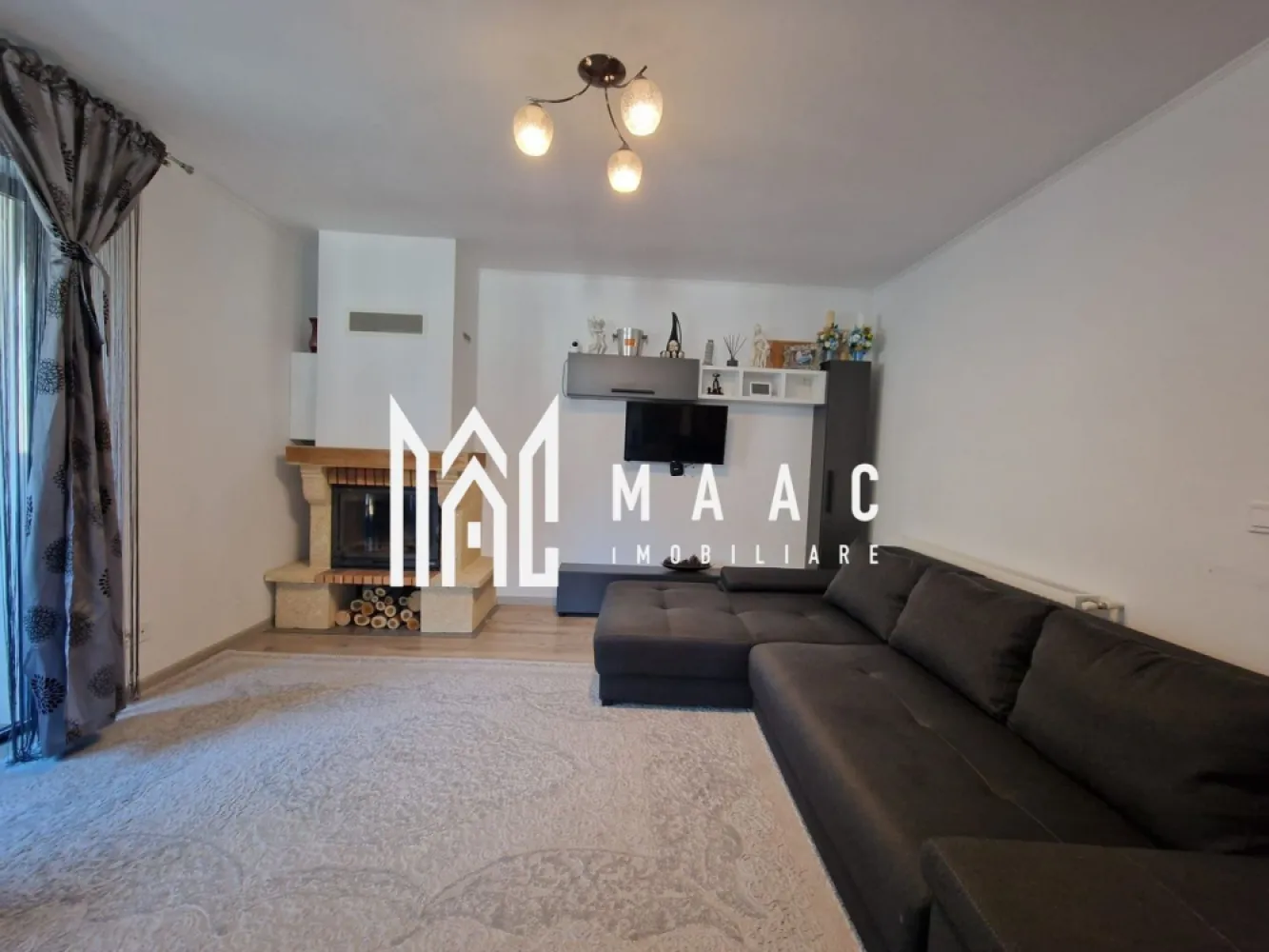 Apartament 3 Camere | 2 Bai | 2 Balcoane | 76 MPU | Etaj 1 - MAAC Imobiliare vă propune spre vânzare un apartament modern cu 3 camere, 2 Bai si 2 balcoane in Cartierul Arhitecților. Finalizat în 2019 și amplasat într-un imobil construit în 2018, apartamentul oferă confort, funcționalitate și un spațiu exterior generos, perfect pentru relaxare. Detalii proprietate: Suprafață utilă: 76 mp An construcție: 2018 Anul finisării: 2019 Compartimentare: decomandată Bucătăria complet utilată ( Aragaz, Cuptor Electric, Cuptor cu microunde, Masina de spalat vase, Combina frigorifica) Living cu Semineu pe lemne Dormitor matrimonial Dormitor secundar 2 băi cu geam (Cada Si Dus) 2 balcoane( un balcon de 15 m si un balcon de 5m) Hol spațios Dotări și finisaje: Se predă complet mobilat și utilat conform fotografiilor Pardoseli din parchet și gresie Geamuri tripan pentru izolație termică și fonică optimă Avantaje: Zonă liniștită, cu acces facil către magazine și mijloace de transport Pentru mai multe detalii și programarea unei vizionări, vă rugăm să ne contactați menționând ID: CP2687377 }}