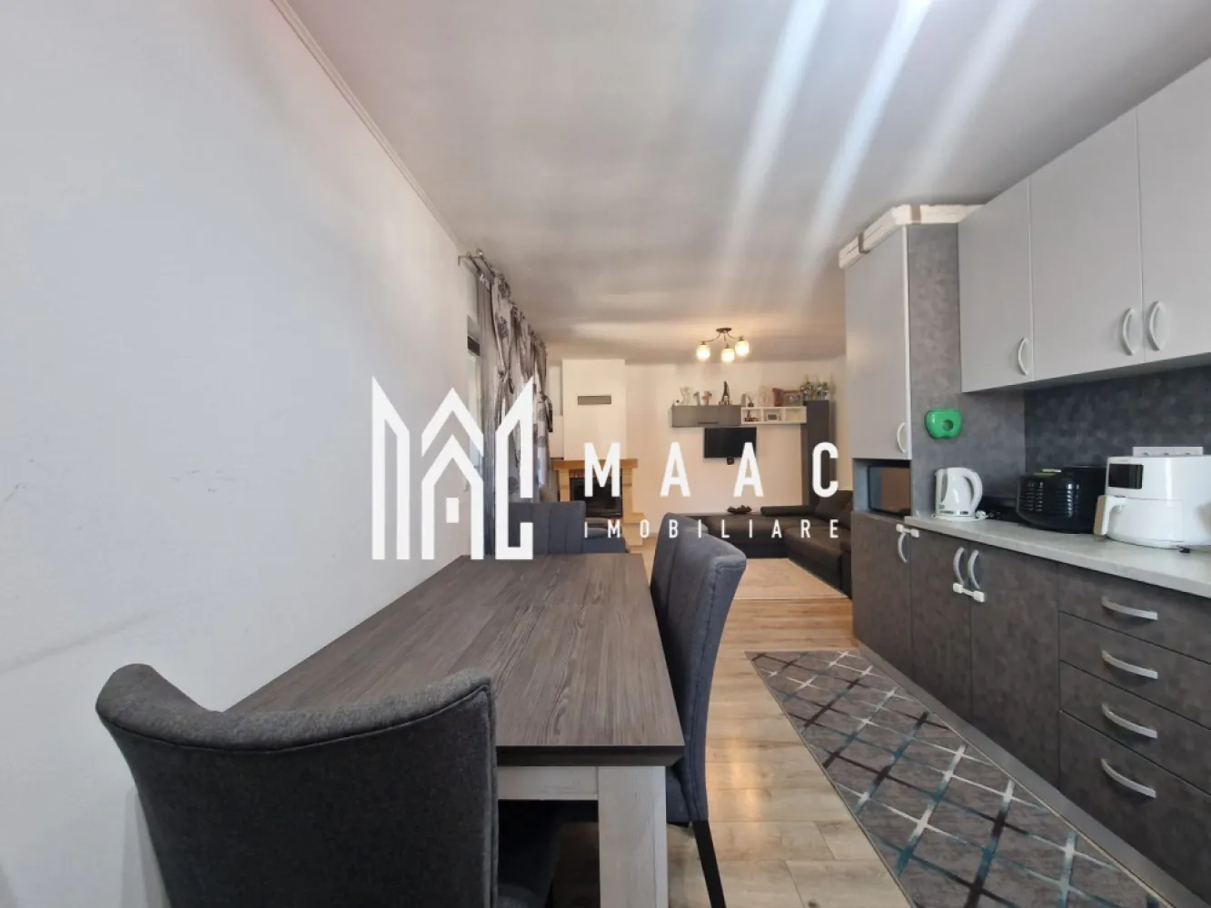 Apartament 3 Camere | 2 Bai | 2 Balcoane | 76 MPU | Etaj 1 - MAAC Imobiliare vă propune spre vânzare un apartament modern cu 3 camere, 2 Bai si 2 balcoane in Cartierul Arhitecților. Finalizat în 2019 și amplasat într-un imobil construit în 2018, apartamentul oferă confort, funcționalitate și un spațiu exterior generos, perfect pentru relaxare. Detalii proprietate: Suprafață utilă: 76 mp An construcție: 2018 Anul finisării: 2019 Compartimentare: decomandată Bucătăria complet utilată ( Aragaz, Cuptor Electric, Cuptor cu microunde, Masina de spalat vase, Combina frigorifica) Living cu Semineu pe lemne Dormitor matrimonial Dormitor secundar 2 băi cu geam (Cada Si Dus) 2 balcoane( un balcon de 15 m si un balcon de 5m) Hol spațios Dotări și finisaje: Se predă complet mobilat și utilat conform fotografiilor Pardoseli din parchet și gresie Geamuri tripan pentru izolație termică și fonică optimă Avantaje: Zonă liniștită, cu acces facil către magazine și mijloace de transport Pentru mai multe detalii și programarea unei vizionări, vă rugăm să ne contactați menționând ID: CP2687377 }}