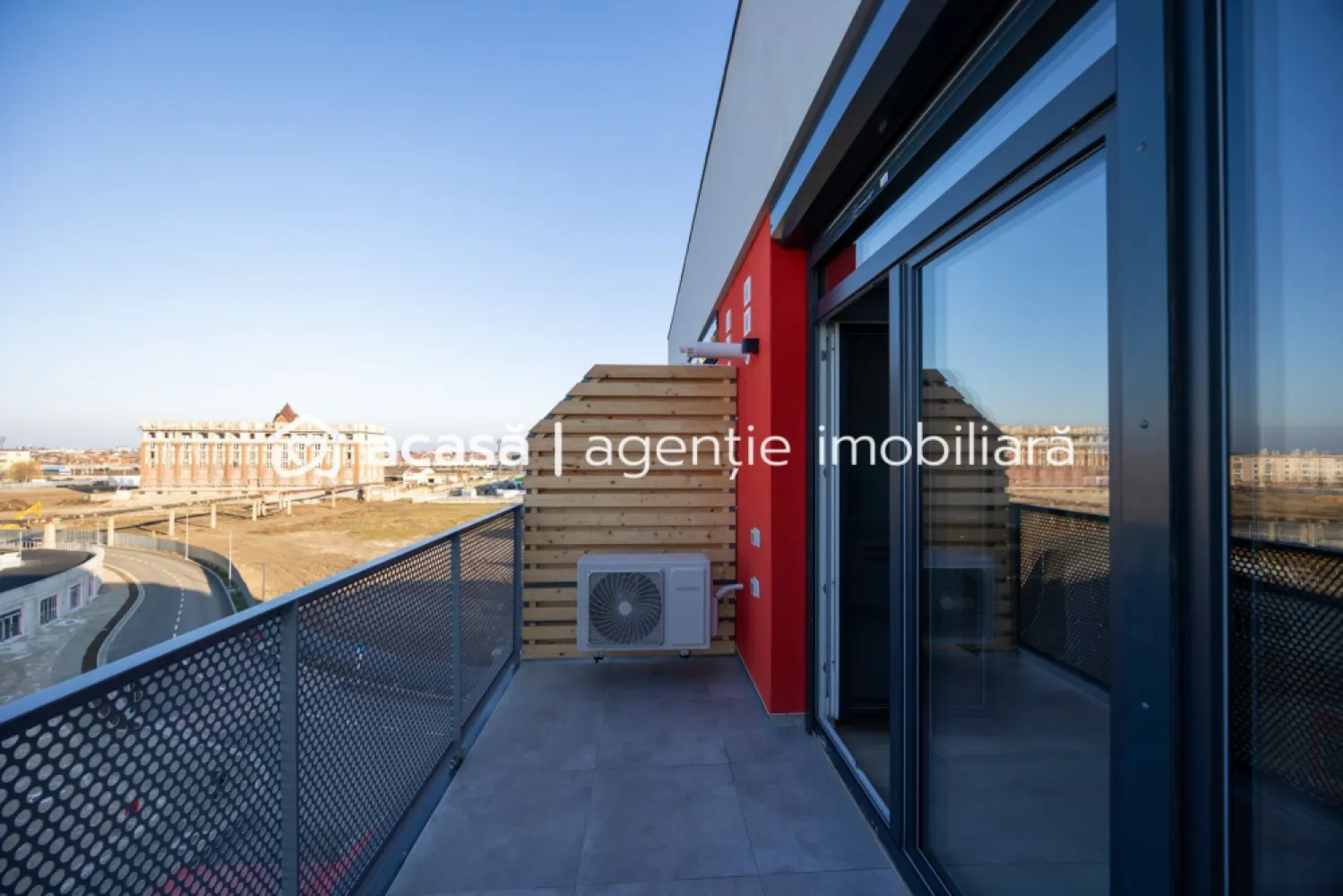 APARTAMENT NOU DE VANZARE – ARED LANGA AFI - direct de la dezvoltator - 📍 În cel mai nou bloc ARED din complexul ARED AFI, cu finalizare la 30.11.2026, îți prezentăm un apartament modern într-un complex securizat, cu 4 căi de acces și un parc privat de 1,6 hectare ce oferă: ✔ zone de relaxare ✔ locuri de joacă ✔ terenuri multisport ✔ pistă de alergat ✨ Detalii apartament: - Suprafață: 46 mp utili - Etaj: 1/6, bloc cu lift - Compartimentare: living open-space cu bucătăria, dormitor, baie, hol, balcon deschis - Loc de parcare inclus în preț 🏗️ Stadiu și preț: - Se vinde nefinisat (TVA nu este inclus) - Opțiune de finisare și mobilare contracost ✅ Avantaje: - Bloc nou, într-o zonă premium ARED - Acces rapid la facilități de sport și relaxare - Preț avantajos + loc de parcare inclus 📞 Detalii și vizionări: 0755 274 519 - Daniel Hord – Consultant ARED - Birou Centru Nu dispui de toată suma? Te ajutăm noi gratuit! Îți obținem oferte de la 16 bănci Ai o proprietate de vânzare în Arad și vrei să știi cât valorează cu adevărat? Sună-mă pentru o evaluare GRATUITĂ!