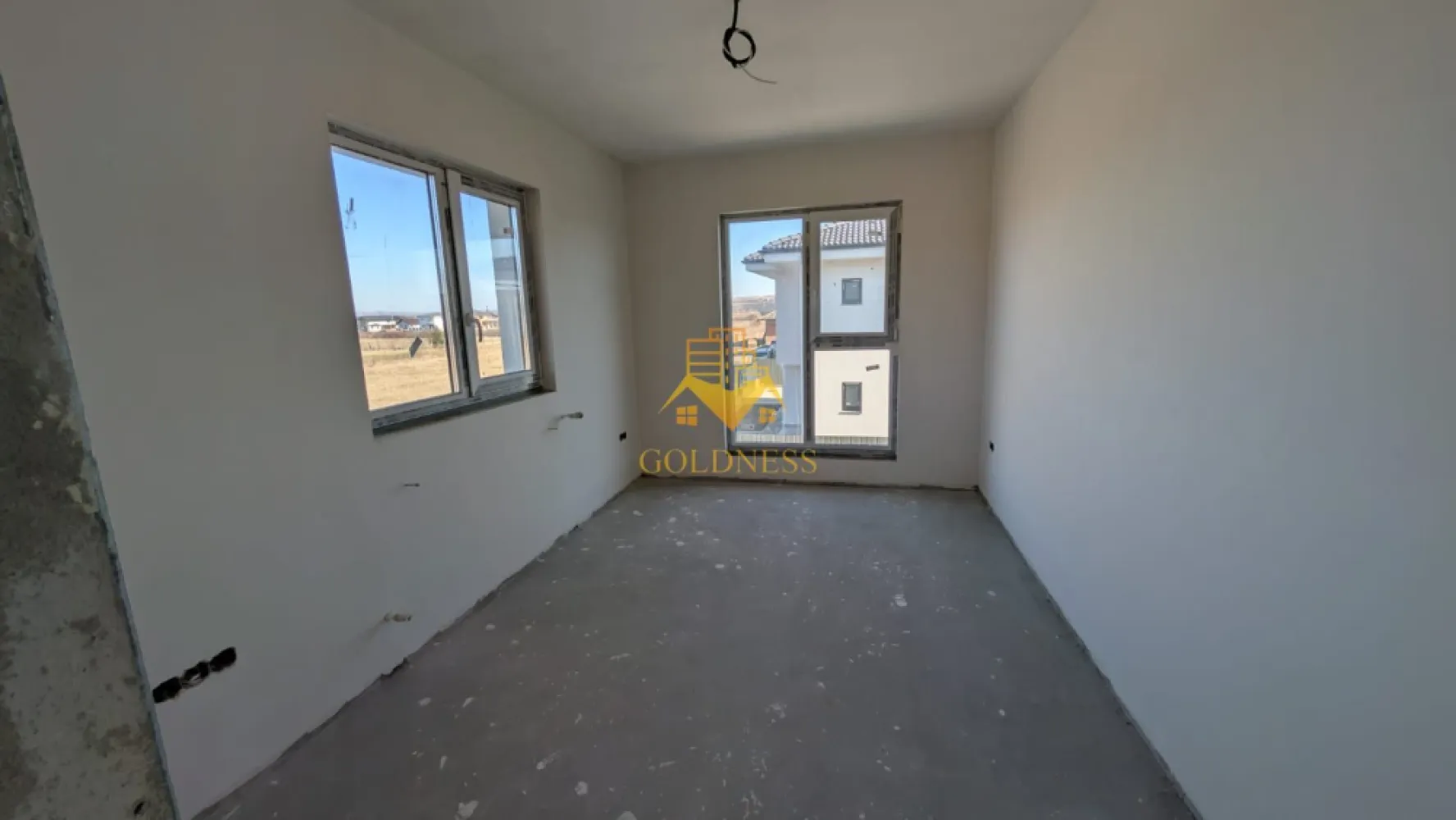 Casă individuală, 4 camere, 470 mp teren, Cluj - GOLDNESS Imobiliare vă propune spre vânzare o casă spațioasă și modernă, situată în Jucu de Mijloc, ideală pentru o familie. Proprietatea are un regim de înălțime P+E, cu o suprafață utilă de 180 mp și este amplasată pe un teren generos de 470 mp. Casa beneficiază de încălzire prin pardoseală și este racordată la toate utilitățile necesare: apă, canalizare, curent și gaz. Compartimentarea inteligentă este următoarea: Parterul include un living luminos, o bucătărie open space cu loc de luat masa, un birou, o zonă de depozitare și o baie. Etajul dispune de trei dormitoare (dintre care unul matrimonial), două băi și două balcoane, oferind spațiu și intimitate pentru toți membrii familiei. De asemenea, proprietatea beneficiază de o terasă, perfectă pentru relaxare în aer liber. Dacă sunteți interesați de această casă și doriți mai multe detalii sau o vizionare, nu ezitați să ne contactați telefonic sau prin e-mail. Vă stăm la dispoziție! Pentru intermediere se percepe un comision de 2% din prețul de vânzare. La pretul vânzării se adaugă TVA de 21%!