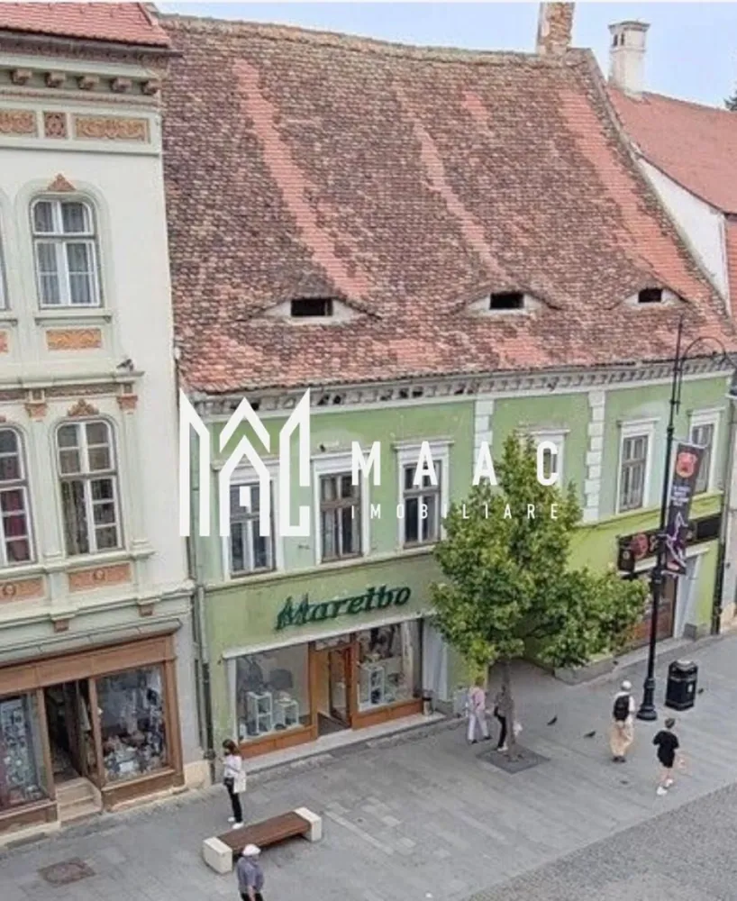 Vânzare Imobil Nicolae Balcescu Sibiu I 787 mp I Curte Interioară I Zonă Premium - Oportunitate rară de achiziție a unui imobil cu amplasare excepțională, situat în centrul istoric al orașului Sibiu, pe principala arteră pietonală – strada Nicolae Bălcescu, la doar câțiva pași de Piața Mare. UNIC PROPRIETAR, Suprafață totală construită: ~787 mp | Curte interioară: 628 mp | 8 unități locative Clădirea, datând de la sfârșitul secolului al XVIII-lea, impresionează prin arhitectura sa autentică, curtea interioară generoasă și potențialul de reconfigurare pentru funcțiuni diverse – comerciale, hoteliere sau rezidențiale. Informații cheie despre proprietate Adresă: Str. Nicolae Bălcescu nr. 14, Sibiu – zona 0 a orașului Regim de înălțime: Demisol + Parter + Etaj + Pod Suprafață desfășurată: ~787 mp construiți Pivniță boltită: ~350 mp – pe toată amprenta clădirii Curte interioară: ~628 mp – formă în „U”, cu potențial de amenajare Compartimentare: 33 încăperi, 14 băi, holuri, spații de depozitare, 2 case ale scării Balcon din lemn în formă de „L” la etaj Acces direct din strada Nicolae Bălcescu și din curte 8 unități locative individualizate în cartea funciară Caracteristici constructive Structură: zidărie portantă din cărămidă, fundație din beton Planșee din cărămidă, acoperiș din lemn cu țiglă Tâmplărie originală din lemn (parțial), pardoseli din lemn și parchet Încălzire: sobe de teracotă și centrală termică pe gaz Stare generală: finisaje interioare medii; necesită renovări (fațadă, elemente interioare) Statut juridic și documentație Clasificare: Monument istoric – cod SB-II-m-B-12053 Zonă protejată: centrul istoric Sibiu Risc seismic: imobilul nu este încadrat în nicio clasă de risc Utilități: racordat la toate rețelele publice (apă, canal, gaz, electricitate) Documentație completă: CF-uri, acte de proprietate, schițe – disponibile la cerere Posibilități de dezvoltare Podul are înălțime generoasă și poate fi amenajat fără mansardare Pivnița boltită este ideală pentru funcțiuni comerciale (cramă, galerie, wine bar) Curtea interioară permite amenajarea unei grădini urbane, terase sau spațiu de relaxare Utilizări recomandate Hotel boutique, aparthotel, pensiune Spații comerciale sau retail (cu deschidere pietonală) Clinici medicale, birouri, sedii de firmă, centre educaționale Ateliere creative, galerii de artă, cafenele sau concept stores Locuințe individuale sau în regim short/medium-term rental Avantaje investiționale Poziție excepțională în centrul vechi, cu trafic pietonal ridicat Imobil cu valoare arhitecturală și turistică Posibilitate de accesare fonduri europene pentru restaurare Suprafețe mari, compartimentare flexibilă și curte privată – active rare în această zonă Potențial excelent de regenerare și capitalizare pe termen mediu și lung Prețul, documentația completă și detalii supliment la cerere. Pentru detalii suplimentare, consultanță sau programarea unei vizionări, va rugăm să ne contactati specificand ID: CP2686826. }}