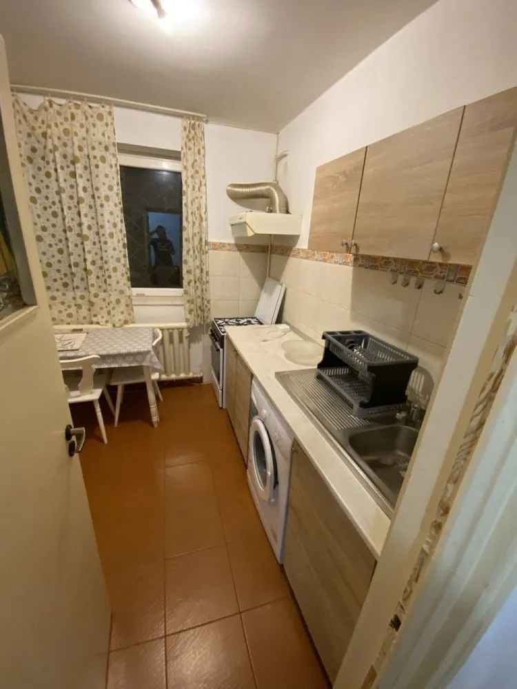 2 camere vis a vis AFI Cotroceni - parcare - proprietar - Apartament 2 camere vis a vis de intrare AFI Cotroceni parter din 4, 53mp, bloc reabilitat, repartitoare caldura. loc parcare inclus situat la 50m de Afi si 3 min de metrou Orizont Direct proprietar. 1 chirie + 1 garantie