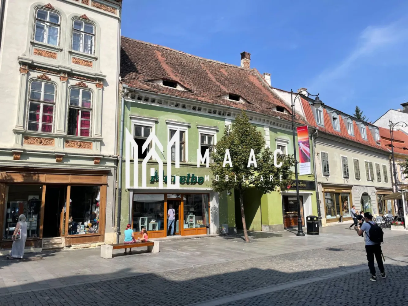 Vânzare Imobil Nicolae Balcescu Sibiu I 787 mp I Curte Interioară I Zonă Premium - Oportunitate rară de achiziție a unui imobil cu amplasare excepțională, situat în centrul istoric al orașului Sibiu, pe principala arteră pietonală – strada Nicolae Bălcescu, la doar câțiva pași de Piața Mare. UNIC PROPRIETAR, Suprafață totală construită: ~787 mp | Curte interioară: 628 mp | 8 unități locative Clădirea, datând de la sfârșitul secolului al XVIII-lea, impresionează prin arhitectura sa autentică, curtea interioară generoasă și potențialul de reconfigurare pentru funcțiuni diverse – comerciale, hoteliere sau rezidențiale. Informații cheie despre proprietate Adresă: Str. Nicolae Bălcescu nr. 14, Sibiu – zona 0 a orașului Regim de înălțime: Demisol + Parter + Etaj + Pod Suprafață desfășurată: ~787 mp construiți Pivniță boltită: ~350 mp – pe toată amprenta clădirii Curte interioară: ~628 mp – formă în „U”, cu potențial de amenajare Compartimentare: 33 încăperi, 14 băi, holuri, spații de depozitare, 2 case ale scării Balcon din lemn în formă de „L” la etaj Acces direct din strada Nicolae Bălcescu și din curte 8 unități locative individualizate în cartea funciară Caracteristici constructive Structură: zidărie portantă din cărămidă, fundație din beton Planșee din cărămidă, acoperiș din lemn cu țiglă Tâmplărie originală din lemn (parțial), pardoseli din lemn și parchet Încălzire: sobe de teracotă și centrală termică pe gaz Stare generală: finisaje interioare medii; necesită renovări (fațadă, elemente interioare) Statut juridic și documentație Clasificare: Monument istoric – cod SB-II-m-B-12053 Zonă protejată: centrul istoric Sibiu Risc seismic: imobilul nu este încadrat în nicio clasă de risc Utilități: racordat la toate rețelele publice (apă, canal, gaz, electricitate) Documentație completă: CF-uri, acte de proprietate, schițe – disponibile la cerere Posibilități de dezvoltare Podul are înălțime generoasă și poate fi amenajat fără mansardare Pivnița boltită este ideală pentru funcțiuni comerciale (cramă, galerie, wine bar) Curtea interioară permite amenajarea unei grădini urbane, terase sau spațiu de relaxare Utilizări recomandate Hotel boutique, aparthotel, pensiune Spații comerciale sau retail (cu deschidere pietonală) Clinici medicale, birouri, sedii de firmă, centre educaționale Ateliere creative, galerii de artă, cafenele sau concept stores Locuințe individuale sau în regim short/medium-term rental Avantaje investiționale Poziție excepțională în centrul vechi, cu trafic pietonal ridicat Imobil cu valoare arhitecturală și turistică Posibilitate de accesare fonduri europene pentru restaurare Suprafețe mari, compartimentare flexibilă și curte privată – active rare în această zonă Potențial excelent de regenerare și capitalizare pe termen mediu și lung Prețul, documentația completă și detalii supliment la cerere. Pentru detalii suplimentare, consultanță sau programarea unei vizionări, va rugăm să ne contactati specificand ID: CP2686826. }}