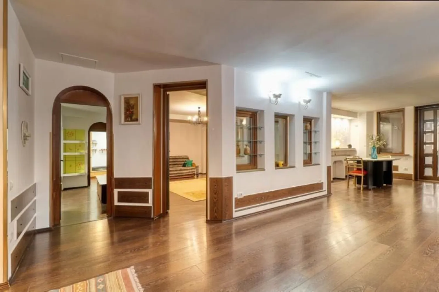 Apt Ion Neculce 74 - Va propunem spre inchiriere un apartament superb, cu o suprafata generoasa de 280mp, amplasat in zona centrala a Bucurestiului, pe strada Ion Neculce. Locuinta reprezinta INTREGUL etaj 1 dintr-o vila pe 3 nivele, declarata oficial monument arhitectural, imobilul remarcandu-se printr-un design deosebit. Proprietatea ofera 5 camere ample si luminoase: 3 dormitoare, 3 grupuri sanitare, living, birou, bucatarie si multiple spatii de depozitare. Este ideala pentru firme dar si pentru familii, locuinta oferind intimitate si un spatiu vast. Este complet utilata, inclusiv cu masina de spalat vase si dressing-uri incorporate, iar mobila poate fi scoasa/adusa la cerere. Detine intrare separata. Apartamentul se afla la 5 minute de mers pe jos de parcul Kisseleff si la 10 minute distanta de piata Victoriei. Vis-a-vis de locuinta exista statii de autobuz si tramvai, piata, supermarket, farmacii, restaurante, gradinite, licee. Locurile de parcare de pe stradutele adiacente sunt la liber. Curtea este comuna. Apartamentul este pet friendly in cazul chiriasilor care respecta spatiul in care locuiesc. Se inchiriaza pe termen lung (minim un an). Chiria este de 1800euro pe luna + 2 garantii. Contact: 07******64