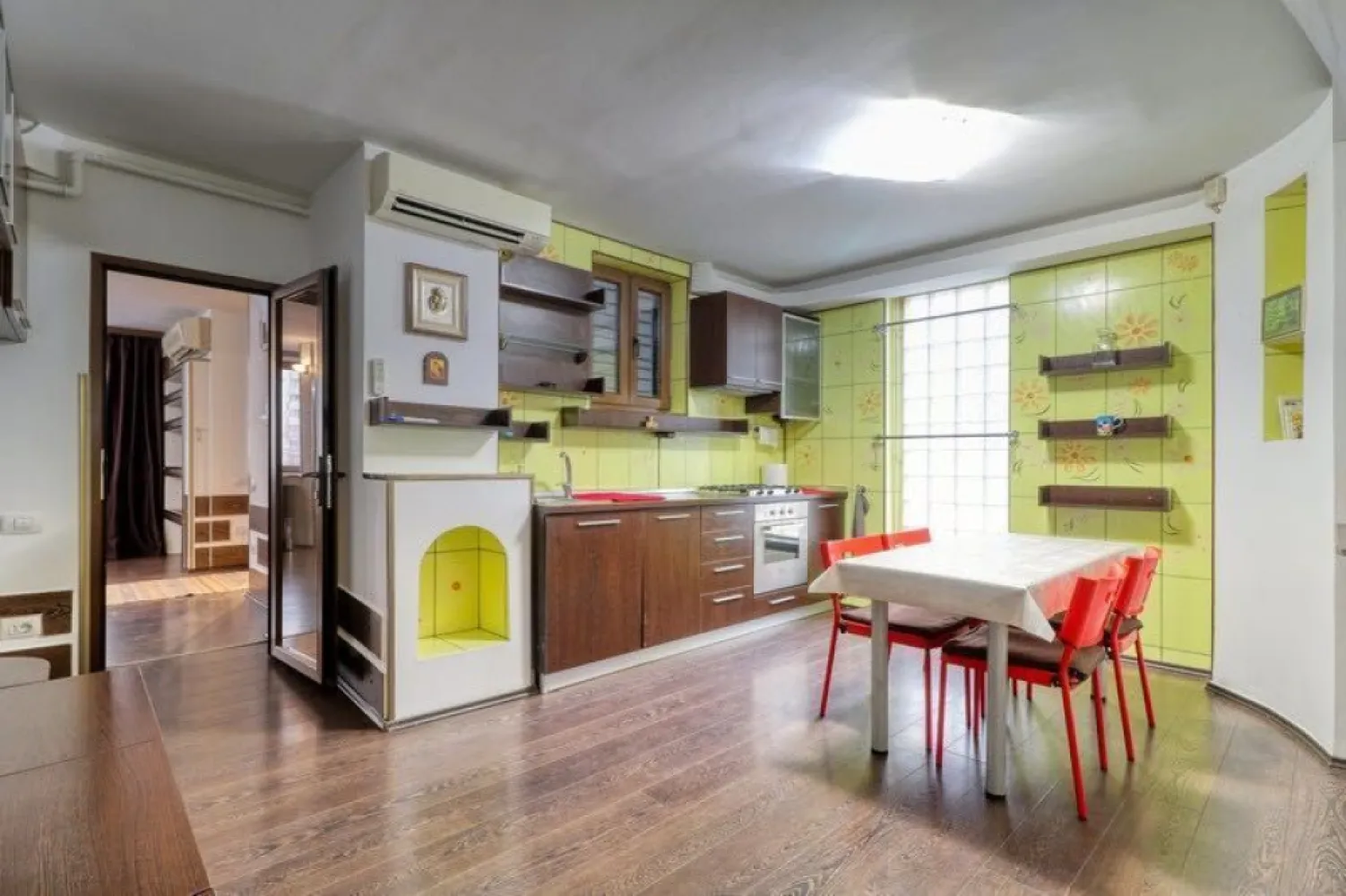 Apt Ion Neculce 74 - Va propunem spre inchiriere un apartament superb, cu o suprafata generoasa de 280mp, amplasat in zona centrala a Bucurestiului, pe strada Ion Neculce. Locuinta reprezinta INTREGUL etaj 1 dintr-o vila pe 3 nivele, declarata oficial monument arhitectural, imobilul remarcandu-se printr-un design deosebit. Proprietatea ofera 5 camere ample si luminoase: 3 dormitoare, 3 grupuri sanitare, living, birou, bucatarie si multiple spatii de depozitare. Este ideala pentru firme dar si pentru familii, locuinta oferind intimitate si un spatiu vast. Este complet utilata, inclusiv cu masina de spalat vase si dressing-uri incorporate, iar mobila poate fi scoasa/adusa la cerere. Detine intrare separata. Apartamentul se afla la 5 minute de mers pe jos de parcul Kisseleff si la 10 minute distanta de piata Victoriei. Vis-a-vis de locuinta exista statii de autobuz si tramvai, piata, supermarket, farmacii, restaurante, gradinite, licee. Locurile de parcare de pe stradutele adiacente sunt la liber. Curtea este comuna. Apartamentul este pet friendly in cazul chiriasilor care respecta spatiul in care locuiesc. Se inchiriaza pe termen lung (minim un an). Chiria este de 1800euro pe luna + 2 garantii. Contact: 07******64