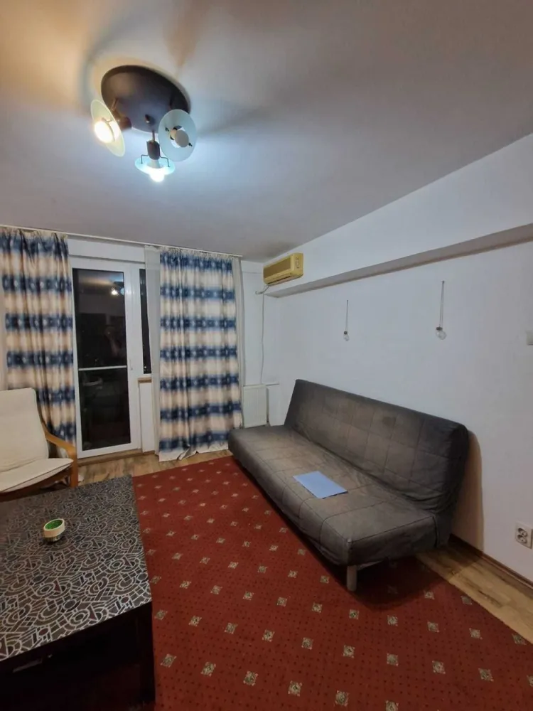 proprietar 2 camere decomandat Obor langa metrou - Apartamentul mare, de 67 metri, iti ofera o priveliste senzationala de la etajul 14/14, din cele doua balcoane aflate la bucatarie si sufragerie, iar de la dormitor poti vedea Bucurestiul vechi, pana la Casa Poporului. Blocul 60B este excelent pozitionat in intersectia de la Bucur Obor, metroul si tramvaiul sunt in fata blocului. La parter este un Mega Image si un Luca. Poti ajunge in apartament cu unul dintre cele doua lifturi (unul de marfa). Bucataria este utilata cu frigider, mobilier, masina de spalat rufe. Sufrageria este mobilata (are o canapea extensibila), aer conditionat, tv. Dormitorul este complet mobilat si are de asemenea aer conditionat. Baia are cada si boiler electric, pentru zilele in care se mai sparge o conducta magistrala in zona. Se inchiriaza pe termen lung.