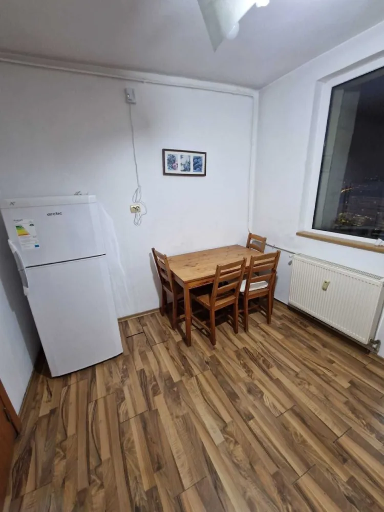 proprietar 2 camere decomandat Obor langa metrou - Apartamentul mare, de 67 metri, iti ofera o priveliste senzationala de la etajul 14/14, din cele doua balcoane aflate la bucatarie si sufragerie, iar de la dormitor poti vedea Bucurestiul vechi, pana la Casa Poporului. Blocul 60B este excelent pozitionat in intersectia de la Bucur Obor, metroul si tramvaiul sunt in fata blocului. La parter este un Mega Image si un Luca. Poti ajunge in apartament cu unul dintre cele doua lifturi (unul de marfa). Bucataria este utilata cu frigider, mobilier, masina de spalat rufe. Sufrageria este mobilata (are o canapea extensibila), aer conditionat, tv. Dormitorul este complet mobilat si are de asemenea aer conditionat. Baia are cada si boiler electric, pentru zilele in care se mai sparge o conducta magistrala in zona. Se inchiriaza pe termen lung.