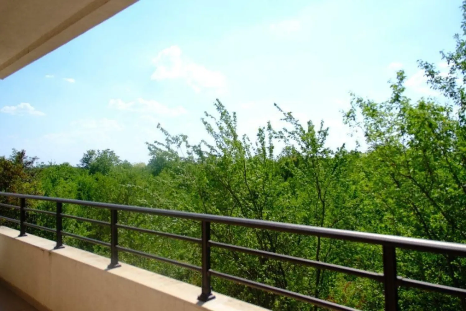 Apartament 4 camere de Lux - Apartamentul este situat in Ansamblul Rezidential Privighetorilor, situat in Bucuresti, Aleea Privighetorilor, nr 86 P, Sector 1. eta Locatia se afla la 5 minute de AMBASADA USA, MALL BANEASA , Gradina Zoologica Baneasa,, Ikea, Jollie Ville , American International School of Bucharest ,British School of Bucharest, Liceul Francez ,,Anna de Noailles", Gradinita Disneyland, Gradinita Mark Twain; Gradinita Tinker Bell; Gradinita/Scoala Little London, GRADINITA KARIN , British School , Scoala Primara si Gimnaziala Avenor College si alte scoli si gradinite private situate in Pipera. Finisarile si mobilierul sunt de inalta calitate. Apartamentul este compus din 161 metrii patrati construiti , bucatarie deschisa , 2 bai , 2 balcoane , DOTARI : TOTAL MOBILAT , BUCATARIE :Cuptor, plita electrica, hota, ,masina spalat vase , Frigider , Aragaz, Apartamentul complet mobilat se inchiriaza cu 900 EUR PLUS TVA 19 la suta In acest pret sunt incluse 2 locuri parcare SUBTERANE! La semnarea contractului se achita 2 luni garantie si 2 luni chirie. Liber cu posibilitate de inchiriere imediata. Contact proprietar firma KTIK Development SRL