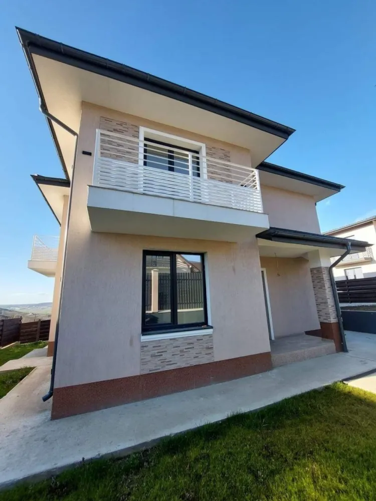 Ag BRASADAS vinde Casa P+1 in MIROSLAVA. - Agenția BRASADAS vinde casă P+1 cu 4 camere si suprafata utila de 118mp si teren aferent de 420mp pe un drum privat pietruit la distanta de 70m până la asfalt. Este poziționată într-o zona bună a Miroslavei ( 1,2 km de LDL, Primarie) ferită de zgomot și poluare Conectată la toate utilitățile Construcția casei este din cărămidă Brikstone GV de 25cm atât la interior cât și la exterior Toate actele la zi (Intabulata) Plan parter- living spațios, bucătărie separată cu ieșire pe terasă, hol, baie Plan etaj- 3 camere cu 2 balcoane, hol, baie, pod. Pentru mai multe oferte accesați www.brasadas.com.