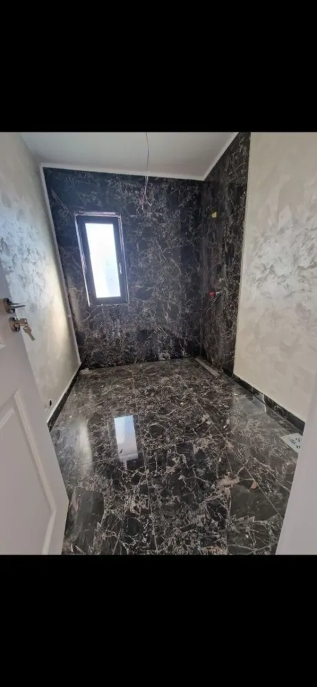 Ag BRASADAS vinde Casa P+1 in MIROSLAVA. - Agenția BRASADAS vinde casă P+1 cu 4 camere si suprafata utila de 118mp si teren aferent de 420mp pe un drum privat pietruit la distanta de 70m până la asfalt. Este poziționată într-o zona bună a Miroslavei ( 1,2 km de LDL, Primarie) ferită de zgomot și poluare Conectată la toate utilitățile Construcția casei este din cărămidă Brikstone GV de 25cm atât la interior cât și la exterior Toate actele la zi (Intabulata) Plan parter- living spațios, bucătărie separată cu ieșire pe terasă, hol, baie Plan etaj- 3 camere cu 2 balcoane, hol, baie, pod. Pentru mai multe oferte accesați www.brasadas.com.