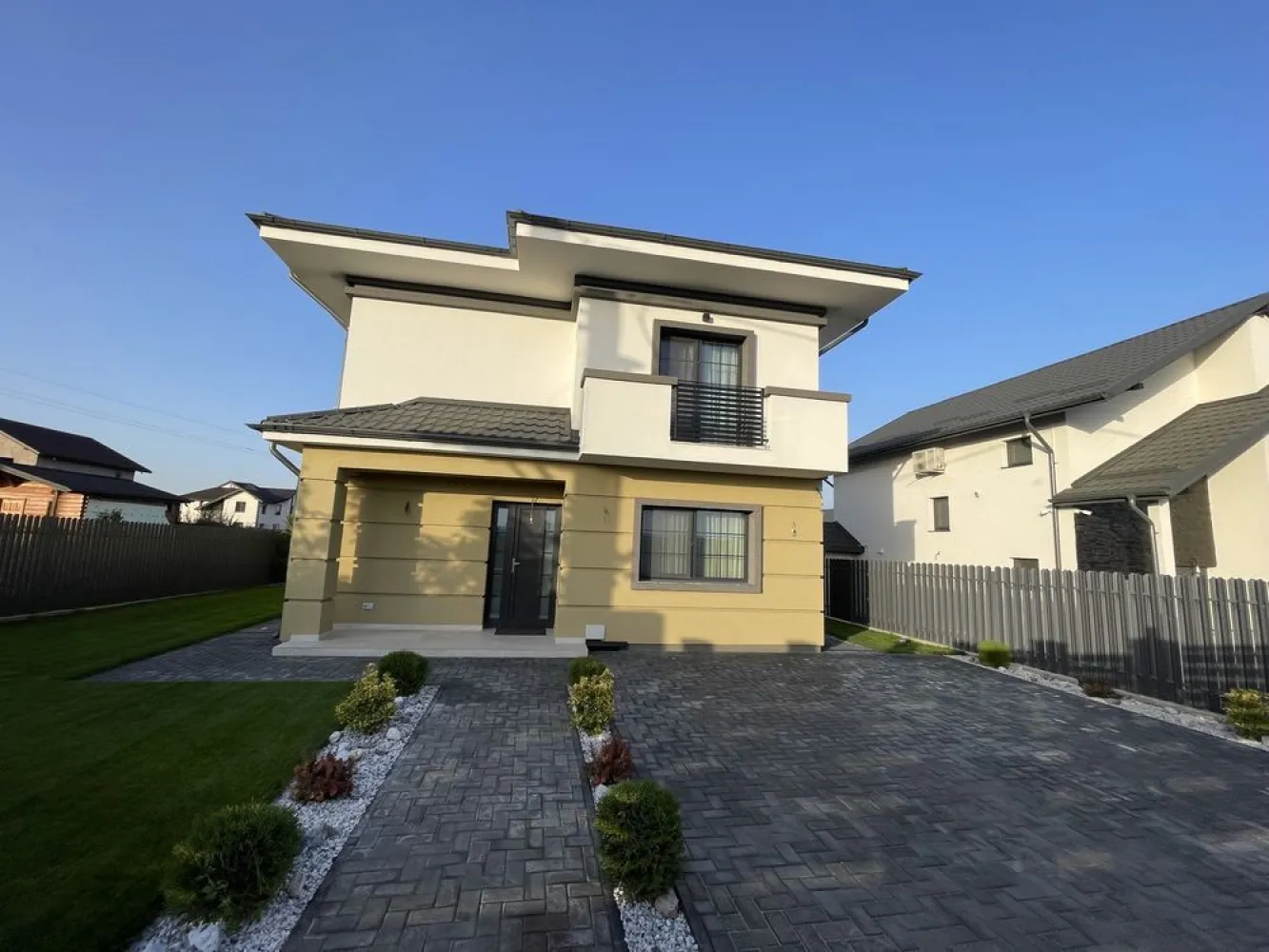 CASA MIROSLAVA -Asfalt , Notariat Miroslava. Beci - Casa de vânzare in Miroslava , cu acces din Strada asfaltată în apropierea Notariatului din Miroslava Suprafața utila -140 mp Suprafața teren-400 Compartimentare : Beci -24 mp structura integrală din beton armat Parter -living , baie , Bucătărie ,2 terase Etaj:3 dormitoare , baie , balcon Dotări : Finisaje de lux Încălzire in pardoseala cu termostate wireless pentru fiecare camera Poarta automatizată Pavele Băile utilate complet Trepte iluminate cu banda led Etc Predare in Mai 2025 Preț 181000€ fără TVA
