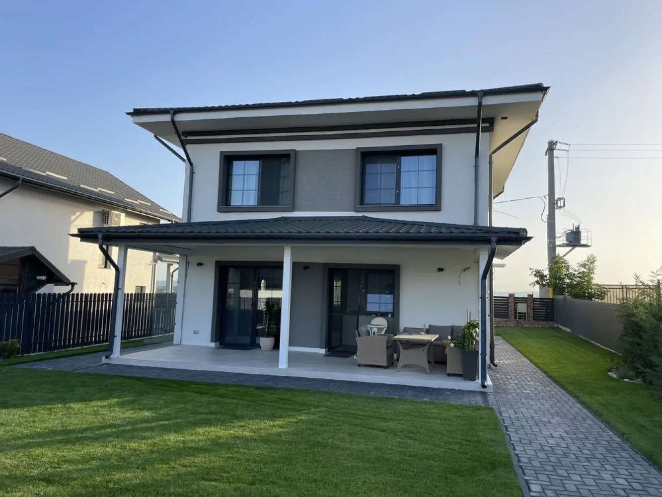 CASA MIROSLAVA -Asfalt , Notariat Miroslava. Beci - Casa de vânzare in Miroslava , cu acces din Strada asfaltată în apropierea Notariatului din Miroslava Suprafața utila -140 mp Suprafața teren-400 Compartimentare : Beci -24 mp structura integrală din beton armat Parter -living , baie , Bucătărie ,2 terase Etaj:3 dormitoare , baie , balcon Dotări : Finisaje de lux Încălzire in pardoseala cu termostate wireless pentru fiecare camera Poarta automatizată Pavele Băile utilate complet Trepte iluminate cu banda led Etc Predare in Mai 2025 Preț 181000€ fără TVA