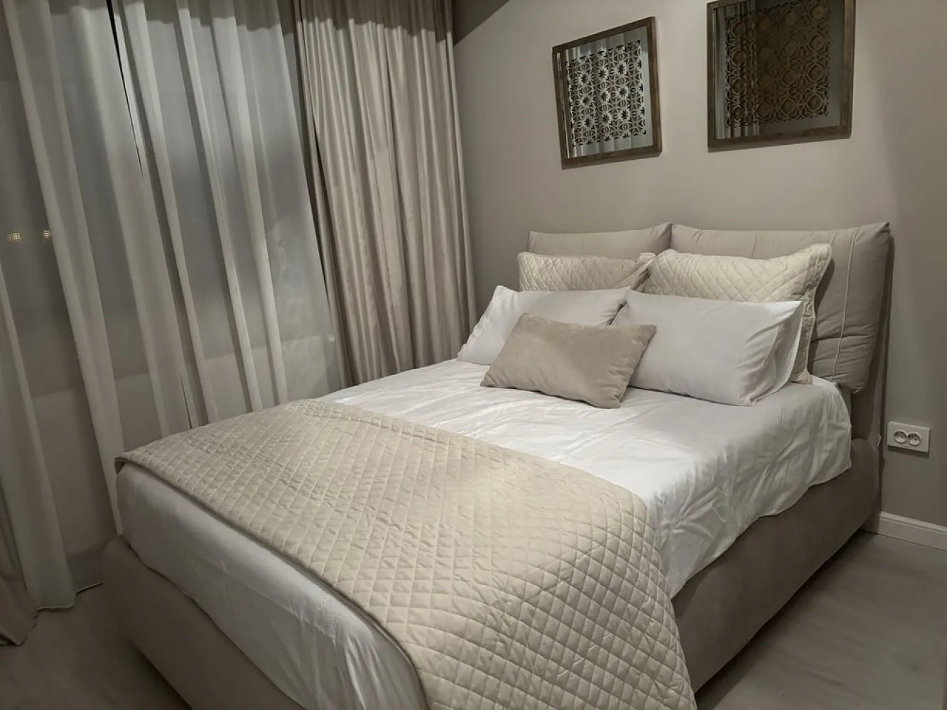 Apartament Nou cu 3 Camere - Lazar Residence - Palas Mall. - Apartament cu 3 camere, nou, nelocuit, situat în complexul Lazar Residence. Locație Ultra-Centrală cu vedere deosebita spre Palat si Palas Mall. La doar 5 minute de mers pe jos de Palas Mall și în imediata vecinătate a Facultății de Automatică și Calculatoare. Totul este nou, neutilizat: Complet Mobilat și Utilat: mobilier, saltele si accesorii Rovere, perdele si lustre Mobexpert. Apartamentul include 3 televizoare Samsung generație noua cu diagonală mare, mașină de spălat, combină frigorifică, cuptor, plită cu inducție, hotă, aer condiționat și centrală termică. Se vinde împreună cu un loc de parcare subteran, bariera, acces lift, disponibil la un cost suplimentar de 13.000€ față de prețul afișat. Pretul total este negociabil. Un apartament de excepție, gata să devină acasă pentru cineva care apreciază confortul și stilul.