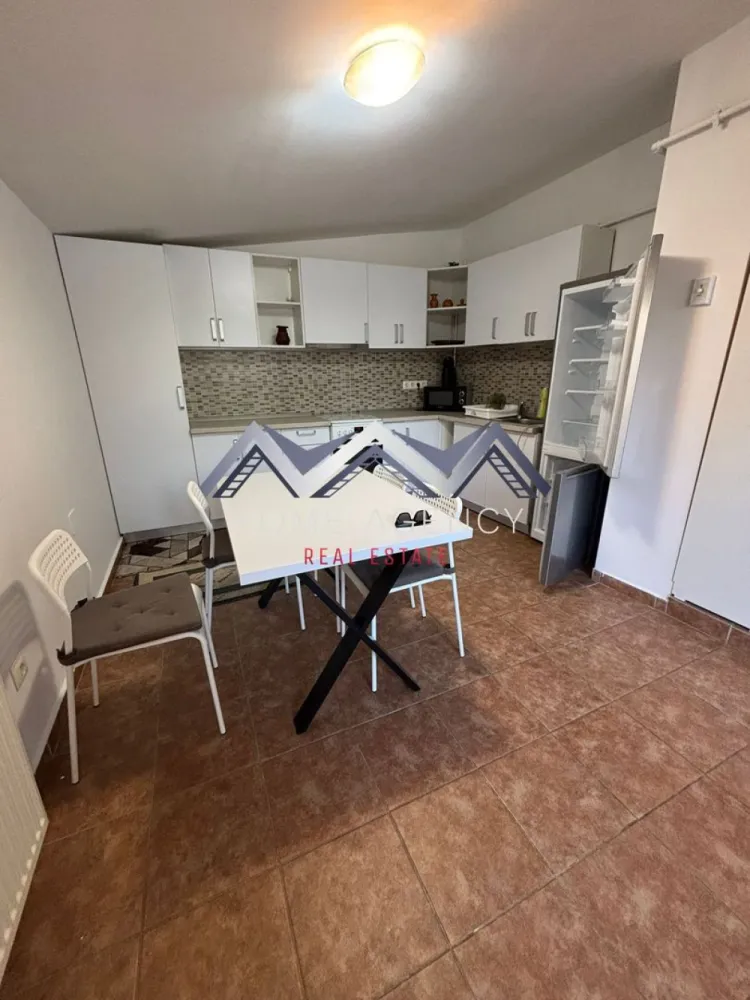 Apartament 2 camere cu grădină proprie 30 mp / Central - Vă propunem, spre închiriere, un apartament cu 2 camere, în suprafață utilă de 70 mp, și cu grădină proprie de 30 mp, situat într-o zonă liniștită a orașului Otopeni/ Primărie, cu acces facil către magazine, restaurante, săli de fitness, cabinete de înfrumusețare, farmacii, grădiniță și afterschool, Aeroport etc. Apartamentul se predă complet mobilat și utilat, este foarte luminos și foarte bine compartimentat, astfel: un living spațios, o bucătărie deschisă, complet mobilată si utilată, un dormitor, o baie, precum și o grădină proprie de 30 mp. Programează-te acum pentru o vizionare! Dacă aveți o proprietate de vânzare/închiriere sau sunteți interesați de o proprietate aflată în portofoliul agenției noastre, vă rugăm să ne contactați la numărul de telefon din anunț sau pe adresa de email contact@homeagency.ro