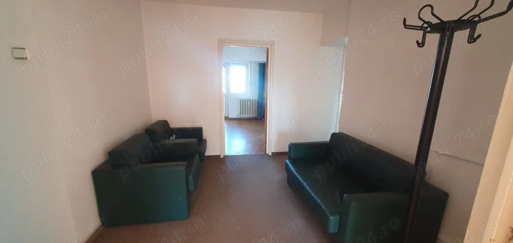 Ag BRASADAS închiriază 4 cam 100mp etaj 6/8, Pta Unirii. - Agenția BRASADAS închiriază apartament decomandat cu 4 camere, 2 bai, 4 terase, 100 mp. situat la etajul 6 din 8, cu vedere bilaterala (vedere nord-est spre Hanul lui Maniuc si magazinul Unirea, vedere sud-vest spre biserica Domnita Balasa si casa Poporului), compus din 4 camere, 2 bai, 4 balcoane, gresie + parchet, clasa energetica A, aer conditionat, semi-mobilat pentru birouri, situat in Bucuresti, in Piata Unirii, bloc 16, scara 2, (bloc Vodafone), la 40 metri de intrarea la metrou statia Unirii, pe o scara cu vecini linistiti si seriosi, cu video-interfon. Este disponibil imediat, si poate fi inchiriat pe termen scurt, mediu sau lung. Pret negociabil, pornind de la 980 euro sau 4.900 lei lunarPentru mai multe oferte accesați www.brasadas.com.