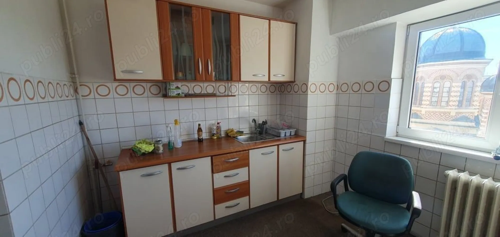 Ag BRASADAS închiriază 4 cam 100mp etaj 6/8, Pta Unirii. - Agenția BRASADAS închiriază apartament decomandat cu 4 camere, 2 bai, 4 terase, 100 mp. situat la etajul 6 din 8, cu vedere bilaterala (vedere nord-est spre Hanul lui Maniuc si magazinul Unirea, vedere sud-vest spre biserica Domnita Balasa si casa Poporului), compus din 4 camere, 2 bai, 4 balcoane, gresie + parchet, clasa energetica A, aer conditionat, semi-mobilat pentru birouri, situat in Bucuresti, in Piata Unirii, bloc 16, scara 2, (bloc Vodafone), la 40 metri de intrarea la metrou statia Unirii, pe o scara cu vecini linistiti si seriosi, cu video-interfon. Este disponibil imediat, si poate fi inchiriat pe termen scurt, mediu sau lung. Pret negociabil, pornind de la 980 euro sau 4.900 lei lunarPentru mai multe oferte accesați www.brasadas.com.