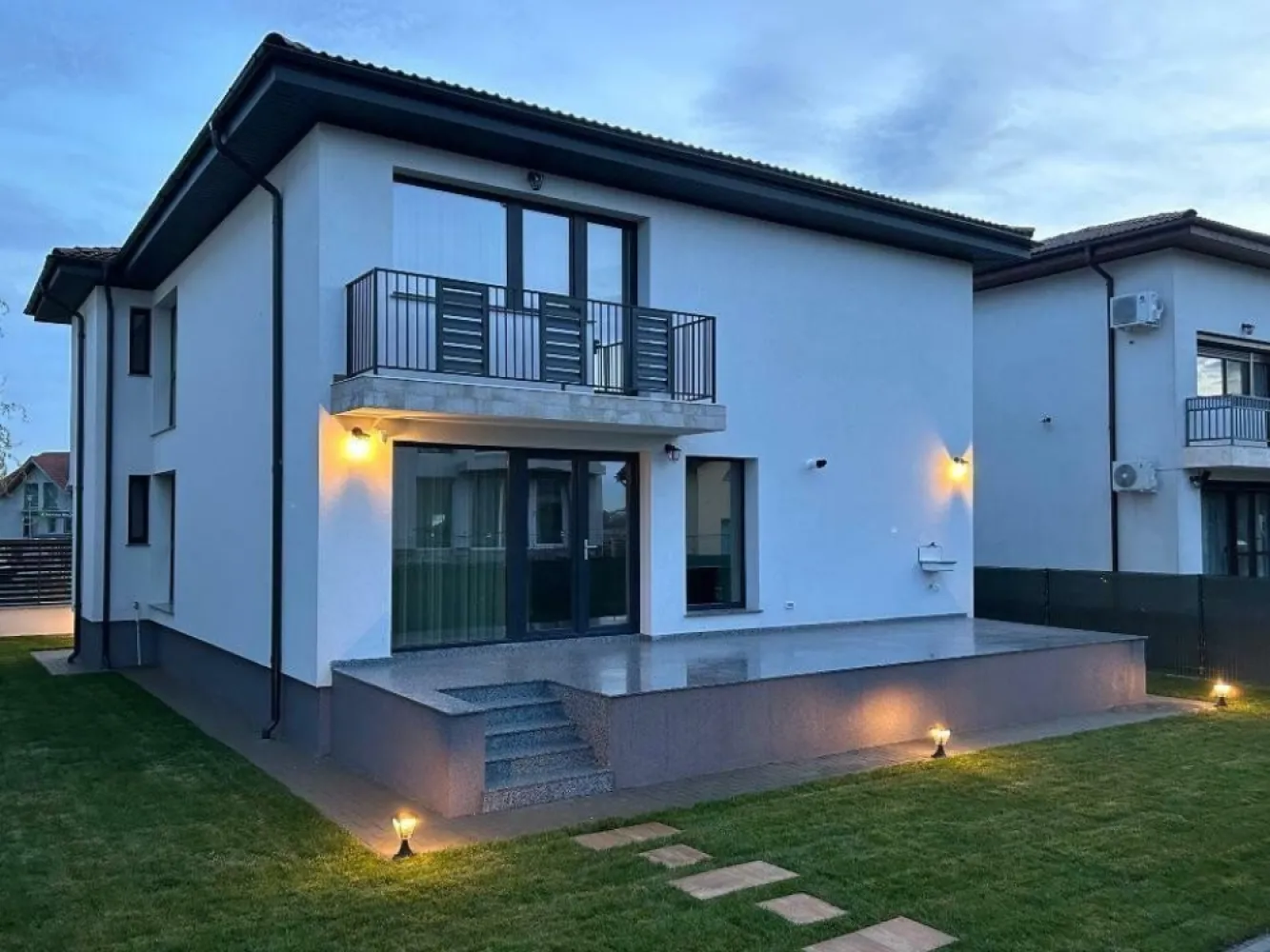 BRASADAS închiriază Vila Lux 4 Cam Aviatiei-Cart. H. Coanda. - Agenția BRASADAS ofera spre închiriere o vilă NOUA S+P+E, situată în Cartierul Henri Coandă din Sectorul 1,cartier aflat in zona de Nord a Bucurestiului in imediata apropiere a Drpciv si la 10-15 min de mers pana la Mall Promenada,Parcul Herastrau,Mall Baneasa. Vila este construita in 2024 la nivel Premium,se afla la prima inchiriere si include: incalzire mixta pardoseala+calorifere,pardoseli din travertin si parchet triplustratificat,bai utilate complet cu obiecte sanitare Ideal Standard si baterii Grohe,centrala in condensatie de ultima generatie(2024)+termostat cu conexiune wifi ce poate fi comandat la distanta,tamplarie Salamander cu geamuri tripan,temoizolatie exterioara 15cm,porti motorizate,sistem monitorizare exterioara,corpuri de iluminat economice cu lumina calda atat la interior cat si la exterior.Aceste finisaje si dotari fac ca pretul facturilor lunare de utilitati si intretinere sa fie minim. Casa are o suprafata de 280mp si este compusa din:â€¨-Subsol-amenajat si pretabil mai multor intrebuintari in functie de necesitati:locuit,dressing,spalatorie,crama,gym,etcâ€¨-Parter:living,dinning,bucatarie,grup sanitar,hol intrare,garaj auto cu acces direct in casaâ€¨Bucataria este open,configurata cu insula si dispune de finisaje de lux si dotari moderne Electrolux.Are multiple spatii de depozitare si este complet utilata cu frigider side by side,masina de spalat vase,plita inductie,plita gaz,cuptor electric cu convectie,cuptor cu microunde,spalator cu doua cuve.â€¨-Etaj: dormitor matrimonial cu dressing, baie proprie şi balcon.Tot la etaj se mai afla alte doua dormitoare,un alt dressing,baie si balcon Curtea in suprafata de 450 mp este complet amenajata cu pavele,sistem drenaj,sistem de irigatii,gazon,sistem de iluminare exterior programabil,lumini fotocelula,camere de luat vederi. Cartierul este conectat la piaţa Charles de Gaulle, Dorobanţi, Herăstrău prin linia de autobuz 343,are in apropiere mai multe magazine: Kaufland,Lidl,Pipera Plaza,BebeTei,magazin de cartier apropiere se afla mai multe scoli,gradinite,afterschool. â€¨Cartierul este foarte linistit,strazile sunt mari,traficul este redus nefiind zona de tranzit,multiple locuri de parcare,locuri de joaca pentru copii,spatii verzi amenajate cu copaci,iarba,irigatii stradale,alei pietonale. Pentru mai multe oferte accesați www.brasadas.com.