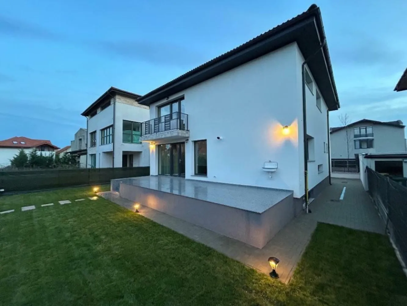BRASADAS închiriază Vila Lux 4 Cam Aviatiei-Cart. H. Coanda. - Agenția BRASADAS ofera spre închiriere o vilă NOUA S+P+E, situată în Cartierul Henri Coandă din Sectorul 1,cartier aflat in zona de Nord a Bucurestiului in imediata apropiere a Drpciv si la 10-15 min de mers pana la Mall Promenada,Parcul Herastrau,Mall Baneasa. Vila este construita in 2024 la nivel Premium,se afla la prima inchiriere si include: incalzire mixta pardoseala+calorifere,pardoseli din travertin si parchet triplustratificat,bai utilate complet cu obiecte sanitare Ideal Standard si baterii Grohe,centrala in condensatie de ultima generatie(2024)+termostat cu conexiune wifi ce poate fi comandat la distanta,tamplarie Salamander cu geamuri tripan,temoizolatie exterioara 15cm,porti motorizate,sistem monitorizare exterioara,corpuri de iluminat economice cu lumina calda atat la interior cat si la exterior.Aceste finisaje si dotari fac ca pretul facturilor lunare de utilitati si intretinere sa fie minim. Casa are o suprafata de 280mp si este compusa din:â€¨-Subsol-amenajat si pretabil mai multor intrebuintari in functie de necesitati:locuit,dressing,spalatorie,crama,gym,etcâ€¨-Parter:living,dinning,bucatarie,grup sanitar,hol intrare,garaj auto cu acces direct in casaâ€¨Bucataria este open,configurata cu insula si dispune de finisaje de lux si dotari moderne Electrolux.Are multiple spatii de depozitare si este complet utilata cu frigider side by side,masina de spalat vase,plita inductie,plita gaz,cuptor electric cu convectie,cuptor cu microunde,spalator cu doua cuve.â€¨-Etaj: dormitor matrimonial cu dressing, baie proprie şi balcon.Tot la etaj se mai afla alte doua dormitoare,un alt dressing,baie si balcon Curtea in suprafata de 450 mp este complet amenajata cu pavele,sistem drenaj,sistem de irigatii,gazon,sistem de iluminare exterior programabil,lumini fotocelula,camere de luat vederi. Cartierul este conectat la piaţa Charles de Gaulle, Dorobanţi, Herăstrău prin linia de autobuz 343,are in apropiere mai multe magazine: Kaufland,Lidl,Pipera Plaza,BebeTei,magazin de cartier apropiere se afla mai multe scoli,gradinite,afterschool. â€¨Cartierul este foarte linistit,strazile sunt mari,traficul este redus nefiind zona de tranzit,multiple locuri de parcare,locuri de joaca pentru copii,spatii verzi amenajate cu copaci,iarba,irigatii stradale,alei pietonale. Pentru mai multe oferte accesați www.brasadas.com.