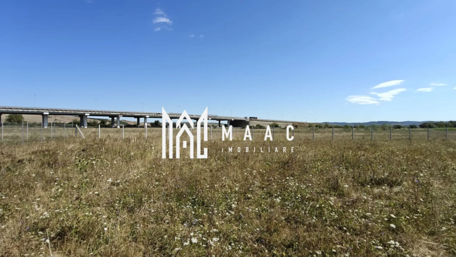 Investiție I Teren Extravilan I 4200 mp I Împrejmuit I Sibiu - MAAC Imobiliare propune spre vânzare o parcelă de teren extravilan, la marginea municipiului Sibiu — o locație accesibilă, aflată în proximitatea centurii orașului, cu acces auto. Caracteristici tehnice Suprafață totală: 4.200 mp Dimensiuni: 125 m x 34 m Categorie: extravilan agricol Topografie: teren plan, fără înclinație Împrejmuire completă: stâlpi de beton, plasă împletită, 2 porți de acces Utilizare și context Acces auto direct din Calea Șurii Mici În granița parcelei este amenajată o grădină de vacanță, cu rulotă și spațiu de relaxare. Zonă liniștită, cu potențial pentru activități recreative, agricultură sau investiție pe termen lung Terenurile extravilane bine poziționate, cu acces auto și împrejmuire completă, sunt tot mai rare în zona Sibiu. Această parcelă oferă spațiu generos și flexibilitate pentru proiecte personale sau de weekend. Contactează-ne pentru detalii și vizionare, specificând ID CP2684505. }}