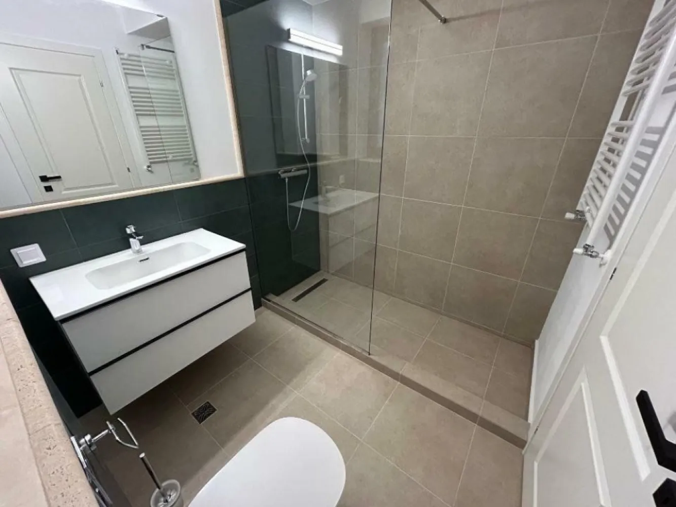 BRASADAS închiriază Vila Lux 4 Cam Aviatiei-Cart. H. Coanda.