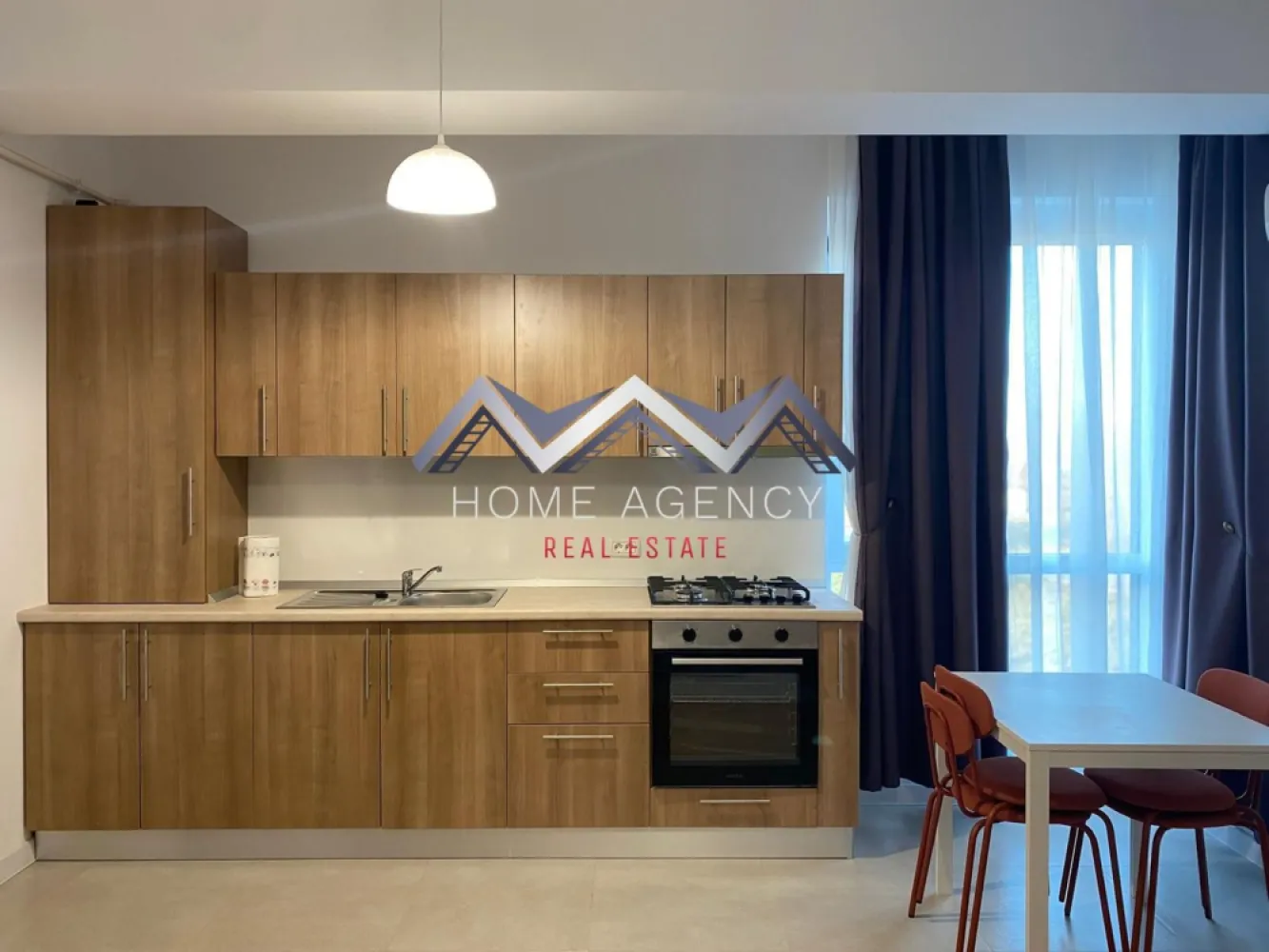 Apartament 2 camere Otopeni | prima închiriere - Dacă îți dorești un apartament modern, luminos și aflat la prima închiriere, această proprietate poate fi alegerea ideală pentru tine!

Acest apartament de 2 camere este situat într-o zonă liniștită și centrală din Otopeni, cu legături rapide spre București și principalele puncte de interes din zonă, piață, restaurante, magazine etc. Poziționat la etajul 2 din 3, locuința oferă un echilibru excelent între confort și funcționalitate.

Zona de zi este organizată sub forma unui open-space cu bucătăria și locul de luat masa, creând un spațiu aerisit și bine luminat natural, cu acces spre balcon. Dormitorul este luminos și confortabil, ideal pentru odihnă, iar baia modernă, dotată cu cadă, completează funcționalitatea locuinței. De asemenea, proprietatea beneficiază de loc de parcare dedicat.

Programează o vizionare și descoperă dacă acest apartament este potrivit pentru tine!