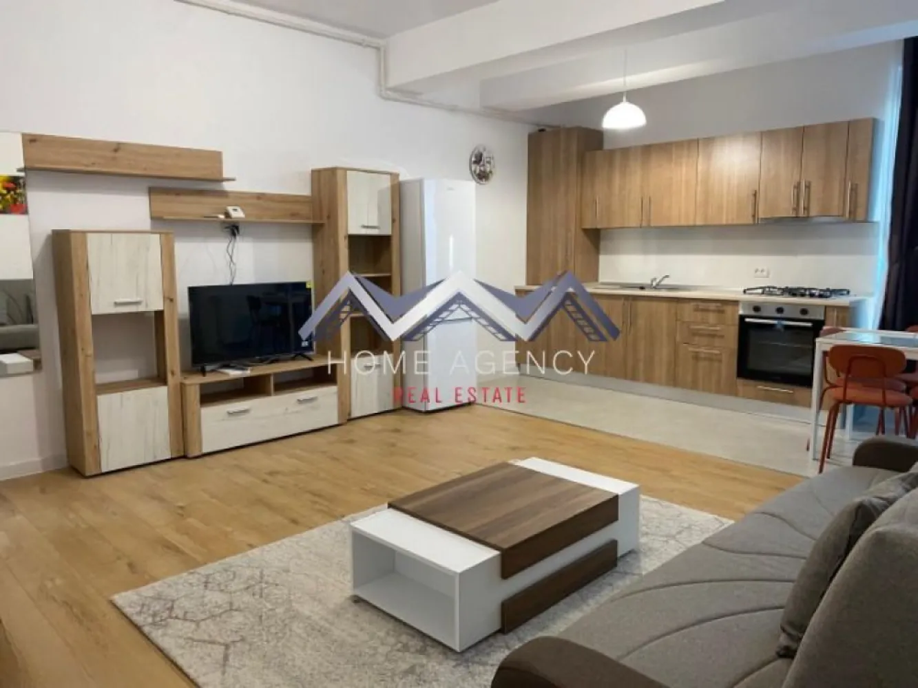 Apartament 2 camere Otopeni | prima închiriere - Dacă îți dorești un apartament modern, luminos și aflat la prima închiriere, această proprietate poate fi alegerea ideală pentru tine!

Acest apartament de 2 camere este situat într-o zonă liniștită și centrală din Otopeni, cu legături rapide spre București și principalele puncte de interes din zonă, piață, restaurante, magazine etc. Poziționat la etajul 2 din 3, locuința oferă un echilibru excelent între confort și funcționalitate.

Zona de zi este organizată sub forma unui open-space cu bucătăria și locul de luat masa, creând un spațiu aerisit și bine luminat natural, cu acces spre balcon. Dormitorul este luminos și confortabil, ideal pentru odihnă, iar baia modernă, dotată cu cadă, completează funcționalitatea locuinței. De asemenea, proprietatea beneficiază de loc de parcare dedicat.

Programează o vizionare și descoperă dacă acest apartament este potrivit pentru tine!