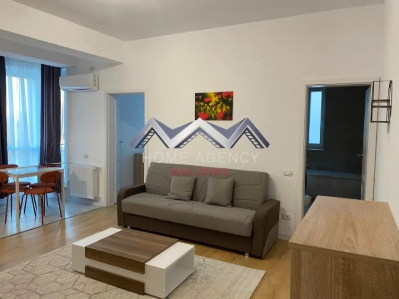Apartament 2 camere Otopeni | prima închiriere - Dacă îți dorești un apartament modern, luminos și aflat la prima închiriere, această proprietate poate fi alegerea ideală pentru tine!

Acest apartament de 2 camere este situat într-o zonă liniștită și centrală din Otopeni, cu legături rapide spre București și principalele puncte de interes din zonă, piață, restaurante, magazine etc. Poziționat la etajul 2 din 3, locuința oferă un echilibru excelent între confort și funcționalitate.

Zona de zi este organizată sub forma unui open-space cu bucătăria și locul de luat masa, creând un spațiu aerisit și bine luminat natural, cu acces spre balcon. Dormitorul este luminos și confortabil, ideal pentru odihnă, iar baia modernă, dotată cu cadă, completează funcționalitatea locuinței. De asemenea, proprietatea beneficiază de loc de parcare dedicat.

Programează o vizionare și descoperă dacă acest apartament este potrivit pentru tine!