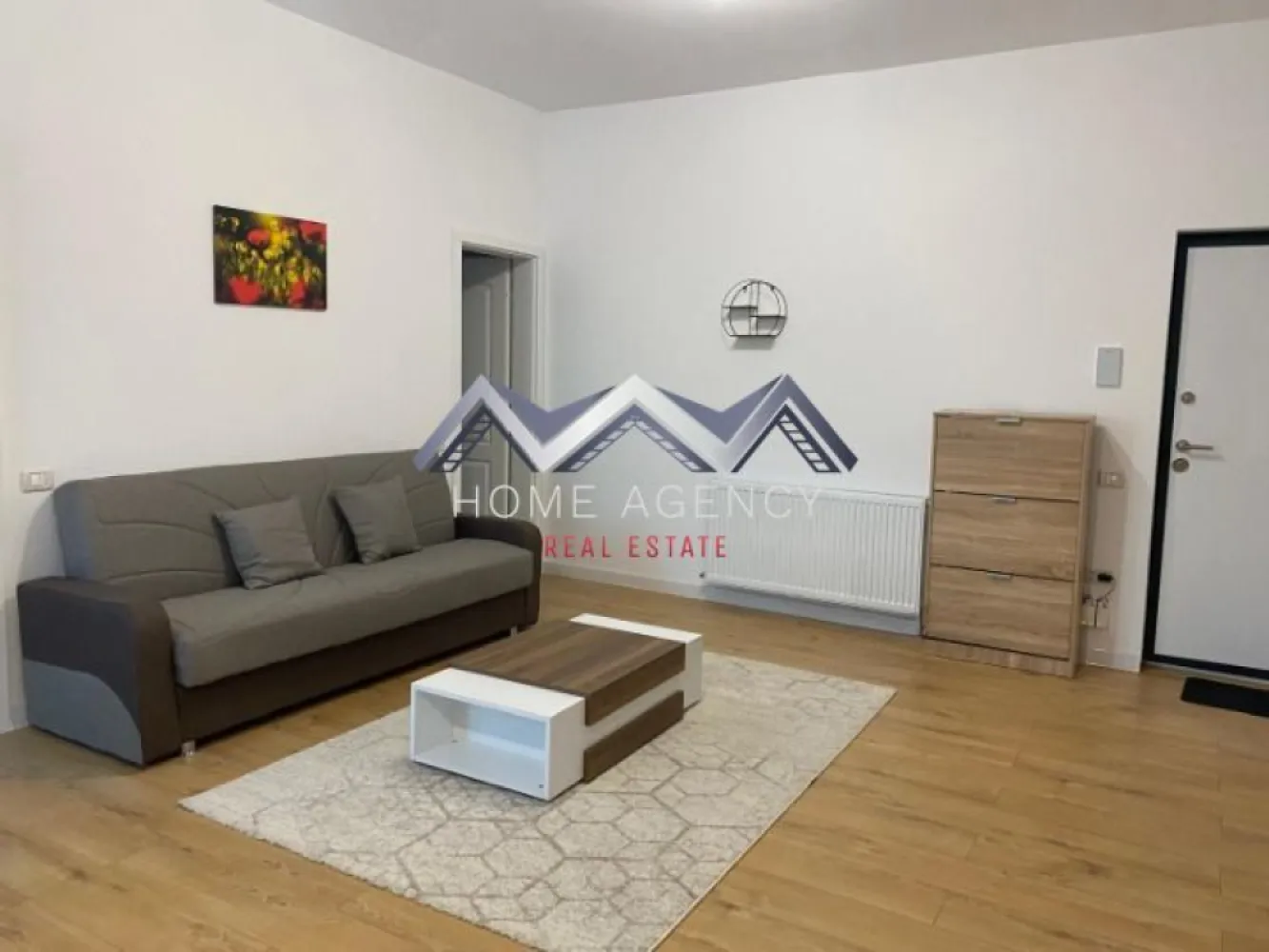Apartament 2 camere Otopeni | prima închiriere - Dacă îți dorești un apartament modern, luminos și aflat la prima închiriere, această proprietate poate fi alegerea ideală pentru tine!

Acest apartament de 2 camere este situat într-o zonă liniștită și centrală din Otopeni, cu legături rapide spre București și principalele puncte de interes din zonă, piață, restaurante, magazine etc. Poziționat la etajul 2 din 3, locuința oferă un echilibru excelent între confort și funcționalitate.

Zona de zi este organizată sub forma unui open-space cu bucătăria și locul de luat masa, creând un spațiu aerisit și bine luminat natural, cu acces spre balcon. Dormitorul este luminos și confortabil, ideal pentru odihnă, iar baia modernă, dotată cu cadă, completează funcționalitatea locuinței. De asemenea, proprietatea beneficiază de loc de parcare dedicat.

Programează o vizionare și descoperă dacă acest apartament este potrivit pentru tine!