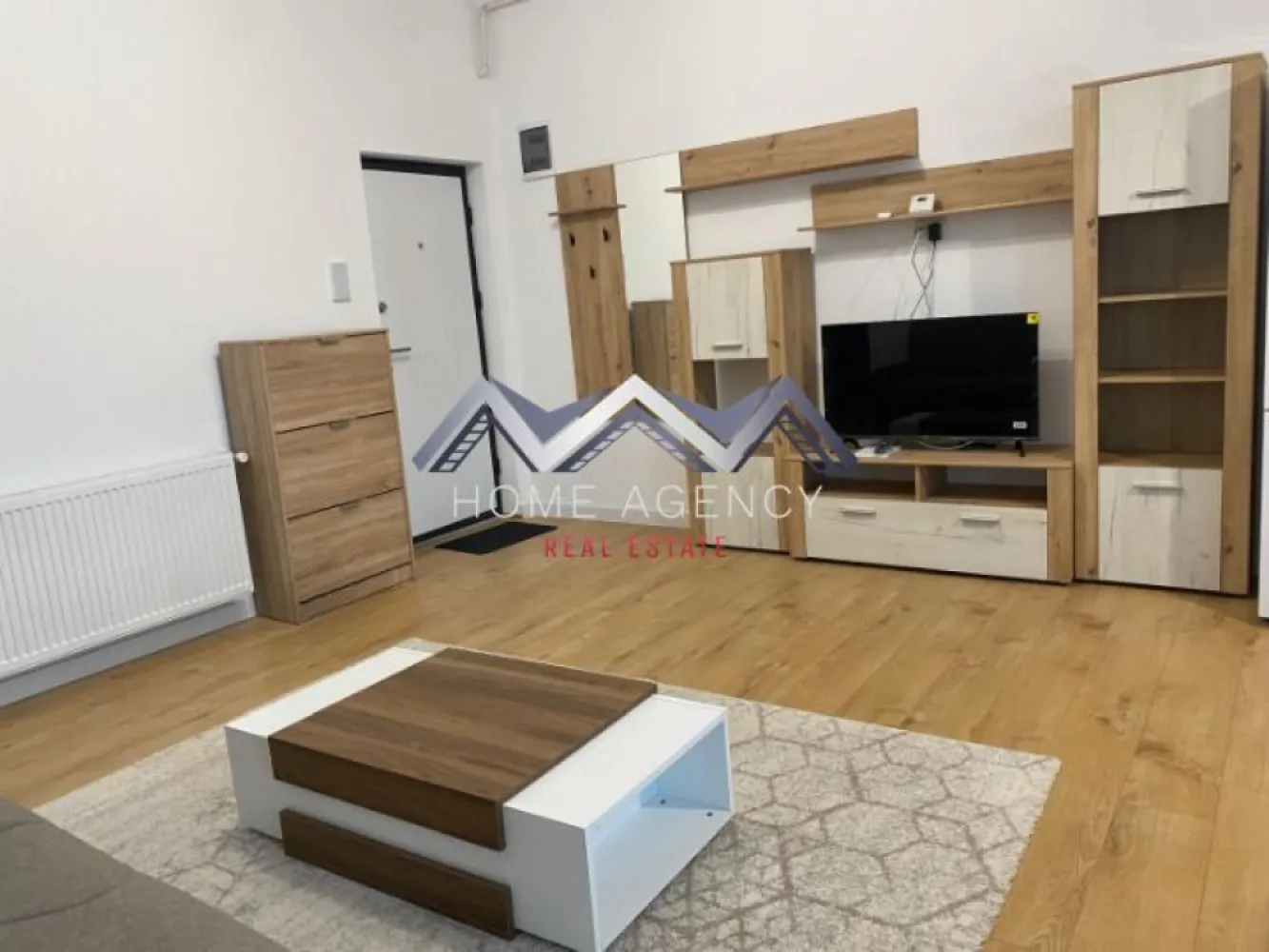 Apartament 2 camere Otopeni | prima închiriere - Dacă îți dorești un apartament modern, luminos și aflat la prima închiriere, această proprietate poate fi alegerea ideală pentru tine!

Acest apartament de 2 camere este situat într-o zonă liniștită și centrală din Otopeni, cu legături rapide spre București și principalele puncte de interes din zonă, piață, restaurante, magazine etc. Poziționat la etajul 2 din 3, locuința oferă un echilibru excelent între confort și funcționalitate.

Zona de zi este organizată sub forma unui open-space cu bucătăria și locul de luat masa, creând un spațiu aerisit și bine luminat natural, cu acces spre balcon. Dormitorul este luminos și confortabil, ideal pentru odihnă, iar baia modernă, dotată cu cadă, completează funcționalitatea locuinței. De asemenea, proprietatea beneficiază de loc de parcare dedicat.

Programează o vizionare și descoperă dacă acest apartament este potrivit pentru tine!