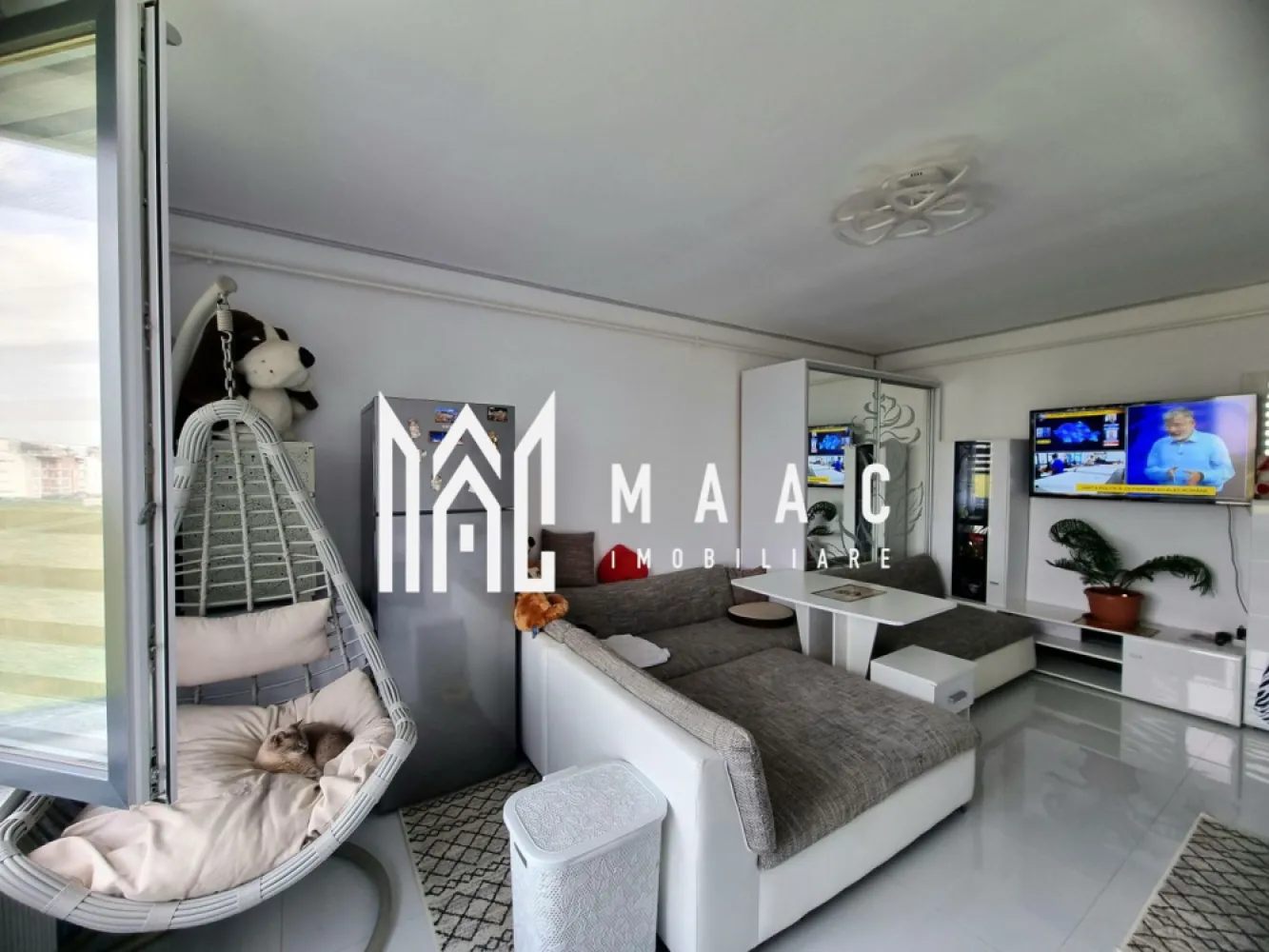 Apartament 3 Camere | Etaj 3 | Doamna Stanca - MAAC Imobiliare vă propune spre vânzare un apartament deosebit, modern și decomandat, situat într-un imobil nou, finalizat în 2018. Acest apartament este ideal pentru o familie care își dorește confort și eleganță, fiind gata de mutat imediat!

 Suprafețe:
Suprafață utilă: 55.75 mp
Suprafață construită: 66.9 mp

 Compartimentare:
Număr camere: 3
Dormitoare: 2
Bucătărie: 1 (deschisă și mobilată)
Băi: 1 (cu cabina de duș)
Balcoane: 1
Locuri de parcare: 1 (parcare deschisă)

 Avantaje:
Construcție nouă, finalizată, cu finisaje moderne
Orientare sudică, oferind lumină naturală pe tot parcursul zilei
Acces rapid la facilități și mijloace de transport

 Locație Ideală:
În apropiere de mall, magazine și piață, oferind acces rapid la shopping, divertisment și aprovizionare.

Pentru mai multe informații și pentru a programa o vizionare, nu ezitați să contactați specificand ID: CP2049027