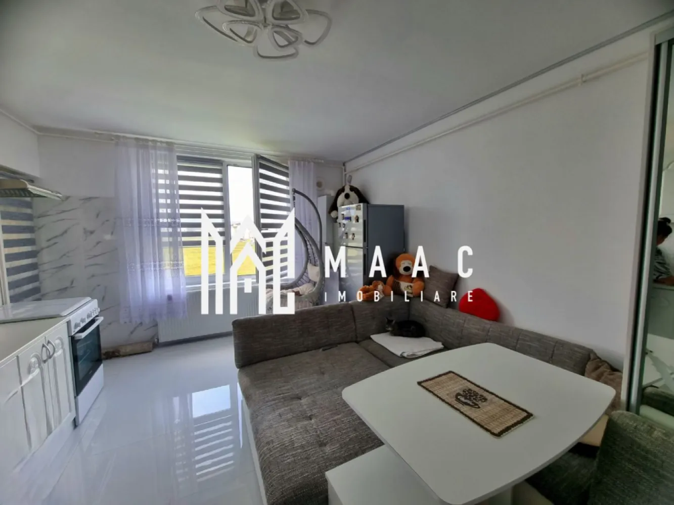 Apartament 3 Camere | Etaj 3 | Doamna Stanca - MAAC Imobiliare vă propune spre vânzare un apartament deosebit, modern și decomandat, situat într-un imobil nou, finalizat în 2018. Acest apartament este ideal pentru o familie care își dorește confort și eleganță, fiind gata de mutat imediat!

 Suprafețe:
Suprafață utilă: 55.75 mp
Suprafață construită: 66.9 mp

 Compartimentare:
Număr camere: 3
Dormitoare: 2
Bucătărie: 1 (deschisă și mobilată)
Băi: 1 (cu cabina de duș)
Balcoane: 1
Locuri de parcare: 1 (parcare deschisă)

 Avantaje:
Construcție nouă, finalizată, cu finisaje moderne
Orientare sudică, oferind lumină naturală pe tot parcursul zilei
Acces rapid la facilități și mijloace de transport

 Locație Ideală:
În apropiere de mall, magazine și piață, oferind acces rapid la shopping, divertisment și aprovizionare.

Pentru mai multe informații și pentru a programa o vizionare, nu ezitați să contactați specificand ID: CP2049027