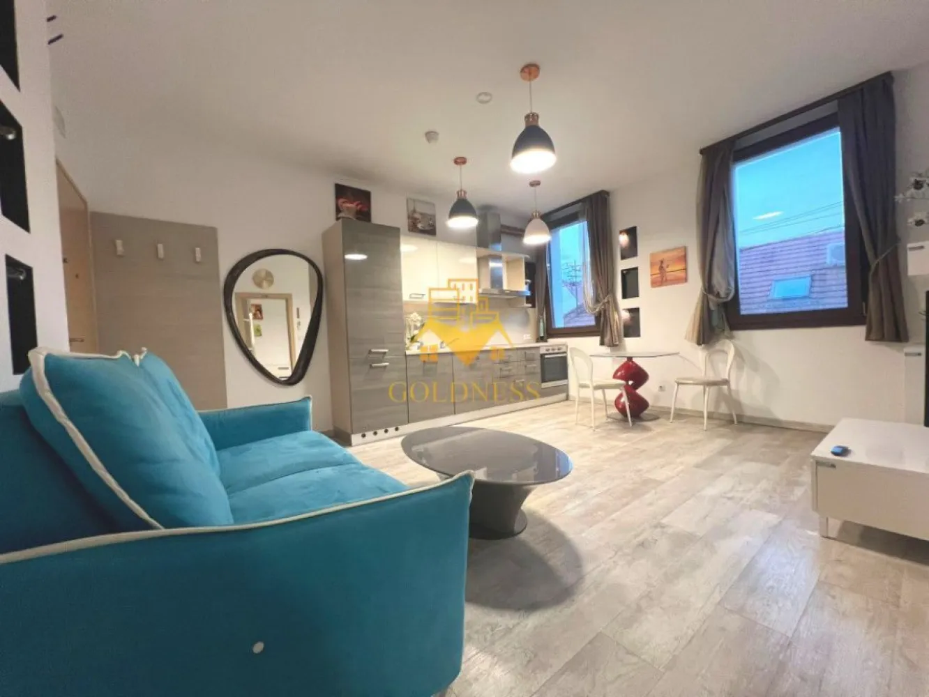 2 camere, parcare, AC, Centru, Piata Muzeului, MEMO, Piata Unirii - GOLDNESS Imobiliare vă propune spre închiriere un apartament cu 2 camere open-space complet mobilat și utilat, la etajul 1 într-un imobil de 3 etaje, în zona ultracentrala, la 15 min de UMF, 5 minute de Piata Unirii, strada Paul Chinezu.

GARANȚIE: se percep 2 garanții, cu posibilitatea plății eșalonat în 2/3 luni

Loc de parcare privat in curtea interioara cu 50euro pe luna.
 Apartamentul este compartimentat astfel:
 - dormitor cu pat matrimonial, dressing, noptiere, birou.
 - living cu bucatarie open-space complet utilată si mobilata, canapea extensibla, loc de servit masa 
 - baie cu dus walk-in, calorifer port prosop inox și dulap pentru depozitare.

Imobilul este dotat cu toate cele necesare- termoficare, mașină de spălat haine, frigider, plită electrică, hotă, TV, AC, etc. 
Se află în apropierea stațiilor de transport în comun, magazine, restaurante, spații verzi, farmacii, etc. 

Dacă sunteți interesați de acest apartament și doriți să îl vizionați, dar și pentru alte oferte sau detalii nu ezitați să ne contactați telefonic sau prin e-mail - goldnessimobiliare@gmail.com. Vă stăm la dispoziție!
Pentru intermediere se percepe un comision de 50% din prețul chiriei!