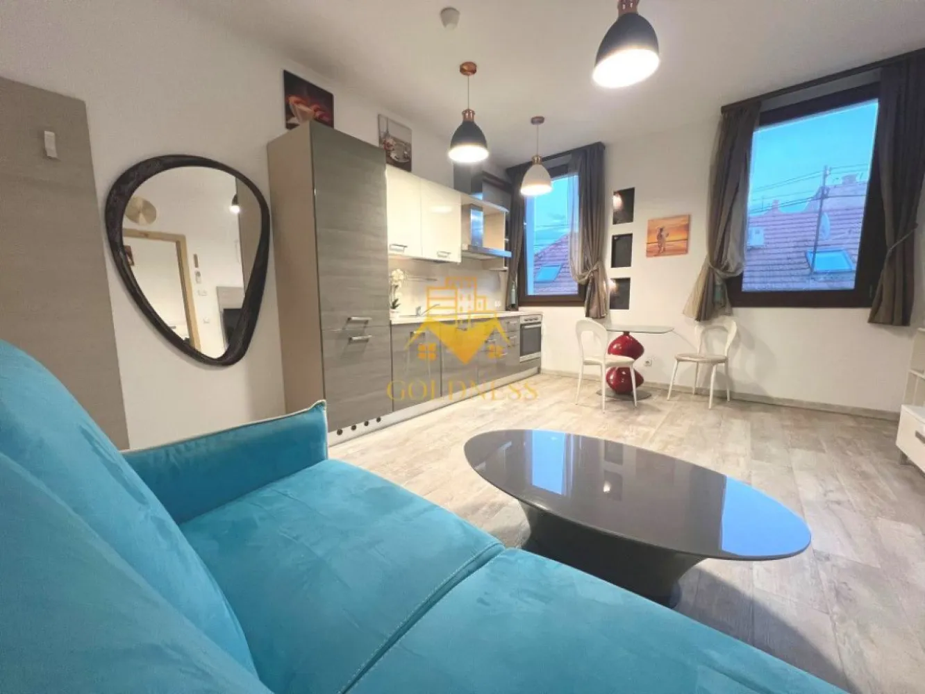 2 camere, parcare, AC, Centru, Piata Muzeului, MEMO, Piata Unirii - GOLDNESS Imobiliare vă propune spre închiriere un apartament cu 2 camere open-space complet mobilat și utilat, la etajul 1 într-un imobil de 3 etaje, în zona ultracentrala, la 15 min de UMF, 5 minute de Piata Unirii, strada Paul Chinezu.

GARANȚIE: se percep 2 garanții, cu posibilitatea plății eșalonat în 2/3 luni

Loc de parcare privat in curtea interioara cu 50euro pe luna.
 Apartamentul este compartimentat astfel:
 - dormitor cu pat matrimonial, dressing, noptiere, birou.
 - living cu bucatarie open-space complet utilată si mobilata, canapea extensibla, loc de servit masa 
 - baie cu dus walk-in, calorifer port prosop inox și dulap pentru depozitare.

Imobilul este dotat cu toate cele necesare- termoficare, mașină de spălat haine, frigider, plită electrică, hotă, TV, AC, etc. 
Se află în apropierea stațiilor de transport în comun, magazine, restaurante, spații verzi, farmacii, etc. 

Dacă sunteți interesați de acest apartament și doriți să îl vizionați, dar și pentru alte oferte sau detalii nu ezitați să ne contactați telefonic sau prin e-mail - goldnessimobiliare@gmail.com. Vă stăm la dispoziție!
Pentru intermediere se percepe un comision de 50% din prețul chiriei!