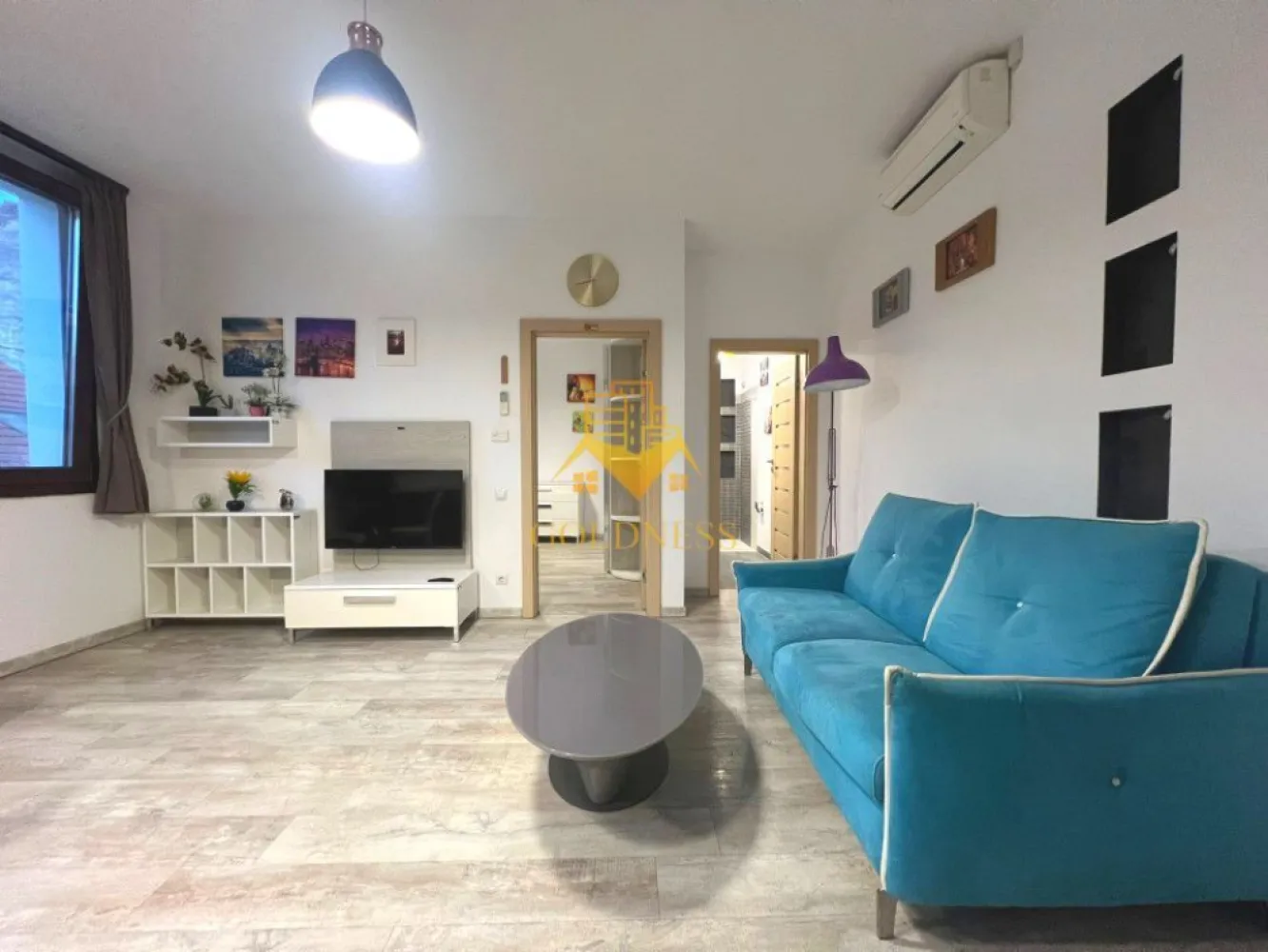 2 camere, parcare, AC, Centru, Piata Muzeului, MEMO, Piata Unirii - GOLDNESS Imobiliare vă propune spre închiriere un apartament cu 2 camere open-space complet mobilat și utilat, la etajul 1 într-un imobil de 3 etaje, în zona ultracentrala, la 15 min de UMF, 5 minute de Piata Unirii, strada Paul Chinezu.

GARANȚIE: se percep 2 garanții, cu posibilitatea plății eșalonat în 2/3 luni

Loc de parcare privat in curtea interioara cu 50euro pe luna.
 Apartamentul este compartimentat astfel:
 - dormitor cu pat matrimonial, dressing, noptiere, birou.
 - living cu bucatarie open-space complet utilată si mobilata, canapea extensibla, loc de servit masa 
 - baie cu dus walk-in, calorifer port prosop inox și dulap pentru depozitare.

Imobilul este dotat cu toate cele necesare- termoficare, mașină de spălat haine, frigider, plită electrică, hotă, TV, AC, etc. 
Se află în apropierea stațiilor de transport în comun, magazine, restaurante, spații verzi, farmacii, etc. 

Dacă sunteți interesați de acest apartament și doriți să îl vizionați, dar și pentru alte oferte sau detalii nu ezitați să ne contactați telefonic sau prin e-mail - goldnessimobiliare@gmail.com. Vă stăm la dispoziție!
Pentru intermediere se percepe un comision de 50% din prețul chiriei!
