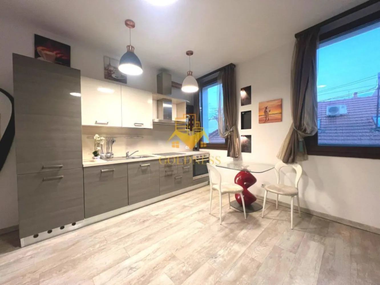 2 camere, parcare, AC, Centru, Piata Muzeului, MEMO, Piata Unirii - GOLDNESS Imobiliare vă propune spre închiriere un apartament cu 2 camere open-space complet mobilat și utilat, la etajul 1 într-un imobil de 3 etaje, în zona ultracentrala, la 15 min de UMF, 5 minute de Piata Unirii, strada Paul Chinezu.

GARANȚIE: se percep 2 garanții, cu posibilitatea plății eșalonat în 2/3 luni

Loc de parcare privat in curtea interioara cu 50euro pe luna.
 Apartamentul este compartimentat astfel:
 - dormitor cu pat matrimonial, dressing, noptiere, birou.
 - living cu bucatarie open-space complet utilată si mobilata, canapea extensibla, loc de servit masa 
 - baie cu dus walk-in, calorifer port prosop inox și dulap pentru depozitare.

Imobilul este dotat cu toate cele necesare- termoficare, mașină de spălat haine, frigider, plită electrică, hotă, TV, AC, etc. 
Se află în apropierea stațiilor de transport în comun, magazine, restaurante, spații verzi, farmacii, etc. 

Dacă sunteți interesați de acest apartament și doriți să îl vizionați, dar și pentru alte oferte sau detalii nu ezitați să ne contactați telefonic sau prin e-mail - goldnessimobiliare@gmail.com. Vă stăm la dispoziție!
Pentru intermediere se percepe un comision de 50% din prețul chiriei!
