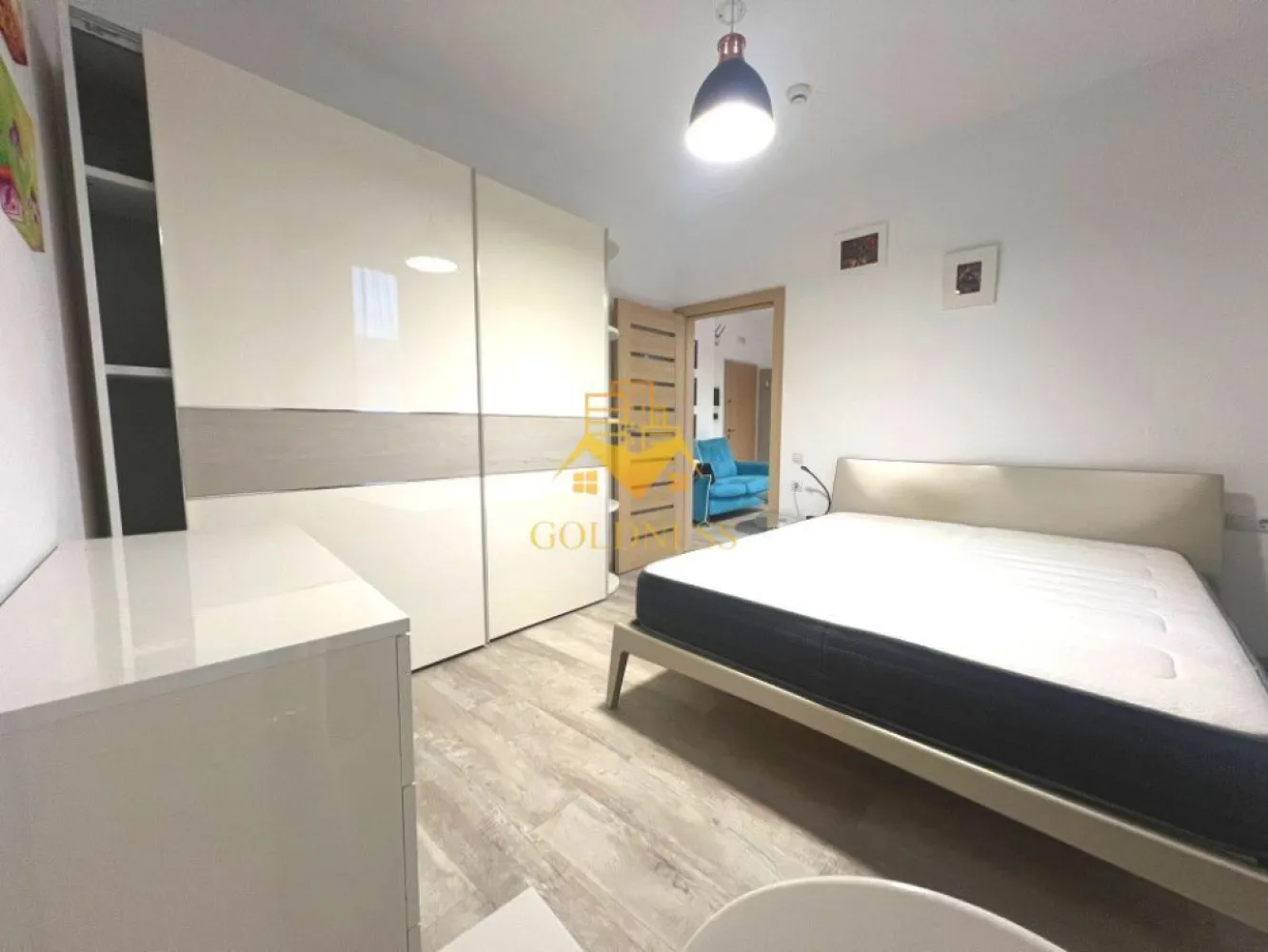 2 camere, parcare, AC, Centru, Piata Muzeului, MEMO, Piata Unirii - GOLDNESS Imobiliare vă propune spre închiriere un apartament cu 2 camere open-space complet mobilat și utilat, la etajul 1 într-un imobil de 3 etaje, în zona ultracentrala, la 15 min de UMF, 5 minute de Piata Unirii, strada Paul Chinezu.

GARANȚIE: se percep 2 garanții, cu posibilitatea plății eșalonat în 2/3 luni

Loc de parcare privat in curtea interioara cu 50euro pe luna.
 Apartamentul este compartimentat astfel:
 - dormitor cu pat matrimonial, dressing, noptiere, birou.
 - living cu bucatarie open-space complet utilată si mobilata, canapea extensibla, loc de servit masa 
 - baie cu dus walk-in, calorifer port prosop inox și dulap pentru depozitare.

Imobilul este dotat cu toate cele necesare- termoficare, mașină de spălat haine, frigider, plită electrică, hotă, TV, AC, etc. 
Se află în apropierea stațiilor de transport în comun, magazine, restaurante, spații verzi, farmacii, etc. 

Dacă sunteți interesați de acest apartament și doriți să îl vizionați, dar și pentru alte oferte sau detalii nu ezitați să ne contactați telefonic sau prin e-mail - goldnessimobiliare@gmail.com. Vă stăm la dispoziție!
Pentru intermediere se percepe un comision de 50% din prețul chiriei!