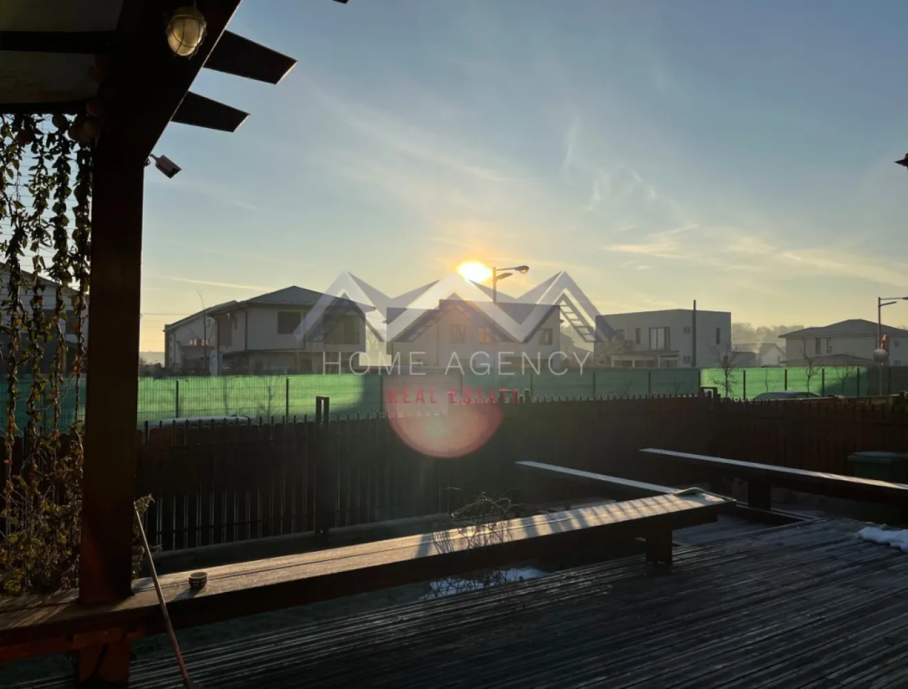 Casă premium pe parter, 3 camere – Otopeni Central - Vă prezentăm, spre vânzare, o locuință premium pe structură de lemn, situată într-un complex rezidențial modern și bine organizat, amplasat într-una dintre cele mai apreciate zone din Otopeni, foarte aproape de toate facilitățile urbane (magazine, transport in comun, școli, grădinițe). Construită exclusiv pe parter, casa oferă un stil de viață confortabil și rafinat, cu 3 camere atent compartimentate și ferestre mari, panoramice, ce asigură o luminozitate naturală excelentă și o atmosferă caldă, aerisită, pe tot parcursul zilei. Structura de lemn, alături de materialele de calitate și conceptul arhitectural contemporan, contribuie la eficiență energetică ridicată, confort termic superior și un climat interior sănătos. Compartimentarea este gândită pentru funcționalitate maximă, fiind ideală atât pentru o familie, cât și pentru un cuplu care își dorește liniște și intimitate. Complexul rezidențial oferă un cadru sigur și plăcut, cu acces controlat, vecinătăți selecte și infrastructură modernă, păstrând în același timp acces rapid către zone comerciale, transport, școli și puncte de interes. Această proprietate reprezintă alegerea ideală pentru cei care caută o casă luminoasă, eficientă și elegantă, într-un ansamblu rezidențial de calitate, aproape de toate facilitățile urbane. Programează-te acum pentru o vizionare! Dacă aveți o proprietate de vânzare/închiriere sau sunteți interesați de o proprietate aflată în portofoliul agenției noastre, vă rugăm să ne contactați la numărul de telefon din anunț sau pe adresa de email contact@homeagency.ro.