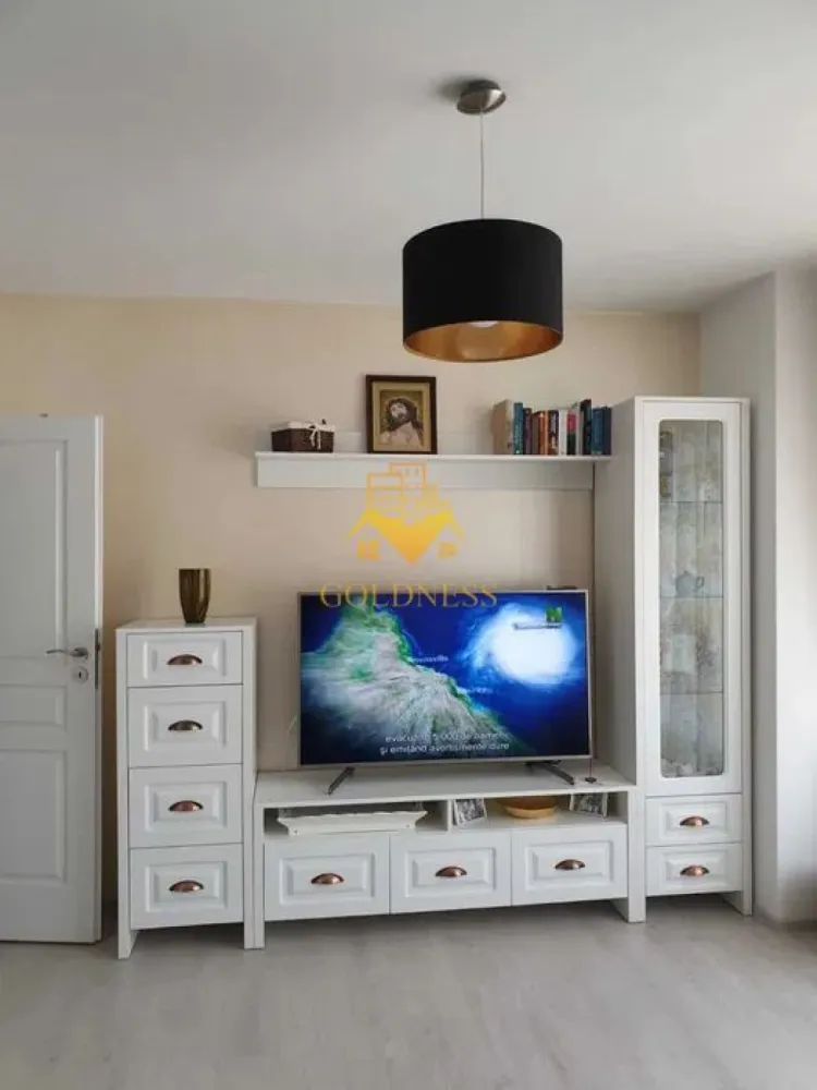 2 Camere decomandate,Parcare,Andrei Muresanu,Calea turzii,Terasa,Lux. - De vânzare – Apartament cu 2 camere, complet mobilat și utilat – Cartier Andrei Mureșanu GOLDNESS Imobiliare vă propune spre vânzare un apartament modern cu 2 camere, situat la parterul unui imobil de 8 etaje, în inima cartierului Andrei Mureșanu. Dotări și facilități: Dormitor cu pat matrimonial, dressing și noptiere Living spațios cu canapea extensibilă și loc de luat masa Bucătărie complet mobilată și utilată Baie cu duș walk-in, calorifer port-prosop și dulap pentru depozitare Terasă generoasă de 35 mp Apartamentul este echipat cu toate utilitățile necesare: centrală proprie, frigider, aragaz, hotă, mașină de spălat, etc. Parcare subterană disponibilă contra sumei de 15.000 € Localizare excelentă: în apropiere de stații de transport în comun, magazine, restaurante, spații verzi și farmacii. Comision intermediere: 2% din prețul vânzării Pentru vizionări sau alte oferte, contactați-ne telefonic sau prin e-mail. Echipa GOLDNESS Imobiliare vă stă la dispoziție!