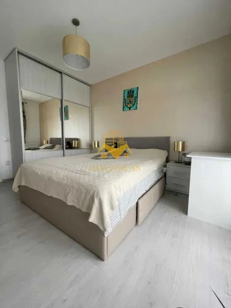 2 Camere decomandate,Parcare,Andrei Muresanu,Calea turzii,Terasa,Lux. - De vânzare – Apartament cu 2 camere, complet mobilat și utilat – Cartier Andrei Mureșanu GOLDNESS Imobiliare vă propune spre vânzare un apartament modern cu 2 camere, situat la parterul unui imobil de 8 etaje, în inima cartierului Andrei Mureșanu. Dotări și facilități: Dormitor cu pat matrimonial, dressing și noptiere Living spațios cu canapea extensibilă și loc de luat masa Bucătărie complet mobilată și utilată Baie cu duș walk-in, calorifer port-prosop și dulap pentru depozitare Terasă generoasă de 35 mp Apartamentul este echipat cu toate utilitățile necesare: centrală proprie, frigider, aragaz, hotă, mașină de spălat, etc. Parcare subterană disponibilă contra sumei de 15.000 € Localizare excelentă: în apropiere de stații de transport în comun, magazine, restaurante, spații verzi și farmacii. Comision intermediere: 2% din prețul vânzării Pentru vizionări sau alte oferte, contactați-ne telefonic sau prin e-mail. Echipa GOLDNESS Imobiliare vă stă la dispoziție!