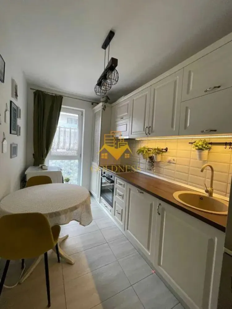 2 Camere decomandate,Parcare,Andrei Muresanu,Calea turzii,Terasa,Lux. - De vânzare – Apartament cu 2 camere, complet mobilat și utilat – Cartier Andrei Mureșanu GOLDNESS Imobiliare vă propune spre vânzare un apartament modern cu 2 camere, situat la parterul unui imobil de 8 etaje, în inima cartierului Andrei Mureșanu. Dotări și facilități: Dormitor cu pat matrimonial, dressing și noptiere Living spațios cu canapea extensibilă și loc de luat masa Bucătărie complet mobilată și utilată Baie cu duș walk-in, calorifer port-prosop și dulap pentru depozitare Terasă generoasă de 35 mp Apartamentul este echipat cu toate utilitățile necesare: centrală proprie, frigider, aragaz, hotă, mașină de spălat, etc. Parcare subterană disponibilă contra sumei de 15.000 € Localizare excelentă: în apropiere de stații de transport în comun, magazine, restaurante, spații verzi și farmacii. Comision intermediere: 2% din prețul vânzării Pentru vizionări sau alte oferte, contactați-ne telefonic sau prin e-mail. Echipa GOLDNESS Imobiliare vă stă la dispoziție!