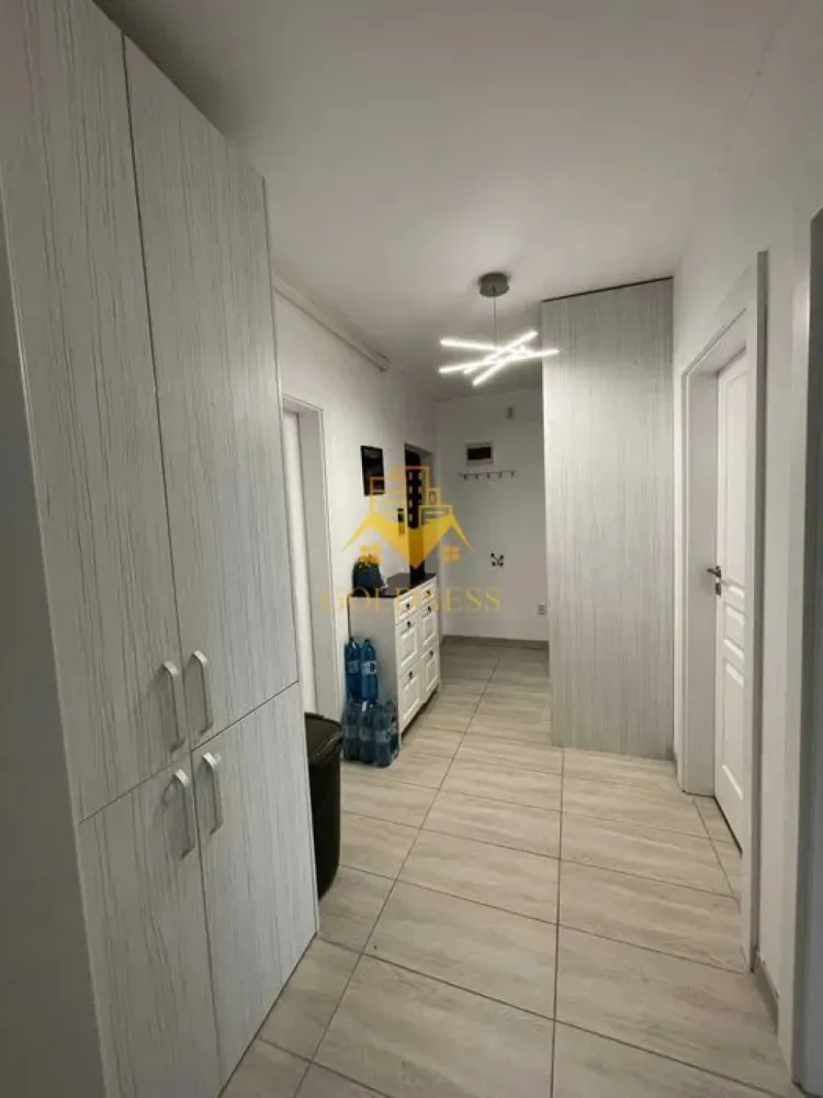 2 Camere decomandate,Parcare,Andrei Muresanu,Calea turzii,Terasa,Lux. - De vânzare – Apartament cu 2 camere, complet mobilat și utilat – Cartier Andrei Mureșanu GOLDNESS Imobiliare vă propune spre vânzare un apartament modern cu 2 camere, situat la parterul unui imobil de 8 etaje, în inima cartierului Andrei Mureșanu. Dotări și facilități: Dormitor cu pat matrimonial, dressing și noptiere Living spațios cu canapea extensibilă și loc de luat masa Bucătărie complet mobilată și utilată Baie cu duș walk-in, calorifer port-prosop și dulap pentru depozitare Terasă generoasă de 35 mp Apartamentul este echipat cu toate utilitățile necesare: centrală proprie, frigider, aragaz, hotă, mașină de spălat, etc. Parcare subterană disponibilă contra sumei de 15.000 € Localizare excelentă: în apropiere de stații de transport în comun, magazine, restaurante, spații verzi și farmacii. Comision intermediere: 2% din prețul vânzării Pentru vizionări sau alte oferte, contactați-ne telefonic sau prin e-mail. Echipa GOLDNESS Imobiliare vă stă la dispoziție!