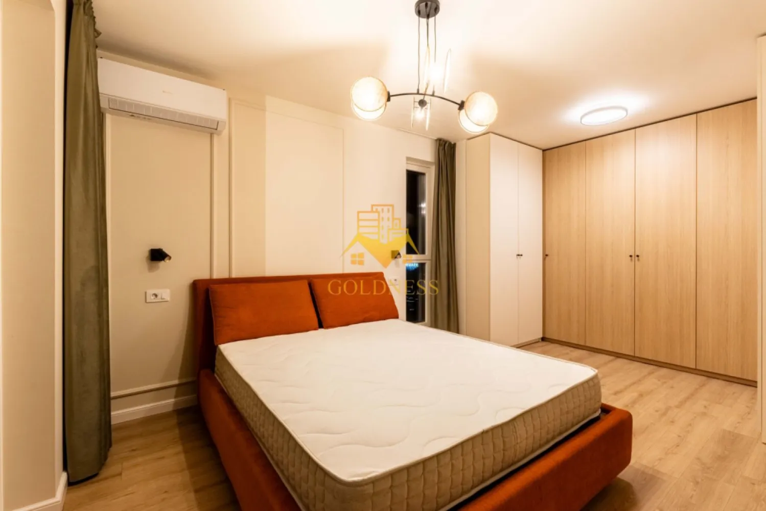 2 camere, modern, bloc nou, Parcare, Vivo, Metro, Columna Residence - GOLDNESS Imobiliare vă propune spre închiriere un apartament cu 2 camere complet mobilat și utilat, la etajul 5 într-un imobil de 7 etaje, în Floresti. Apartamentul este compartimentat astfel: - dormitor cu pat matrimonial, dressing, noptiere - living cu bucatarie open-space complet utilată, canapea extensibilă, loc de servit masa - baie cu cabina de dus, calorifer port prosop inox și dulap pentru depozitare. - balcon de 10 mp. Imobilul este dotat cu toate cele necesare- centrală proprie, mașină de spălat haine, frigider, plită electrică, hotă, etc. Se află în apropierea stațiilor de transport în comun, magazine, restaurante, spații verzi, farmacii, etc. Dispune de loc de parcare exterior! Pentru intermediere se percepe un comision de 50% din prețul chiriei! Dacă sunteți interesați de acest apartament și doriți să îl vizionați, dar și pentru alte oferte sau detalii nu ezitați să ne contactați telefonic sau prin e-mail - goldnessimobiliare@gmail.com. Vă stăm la dispoziție!
