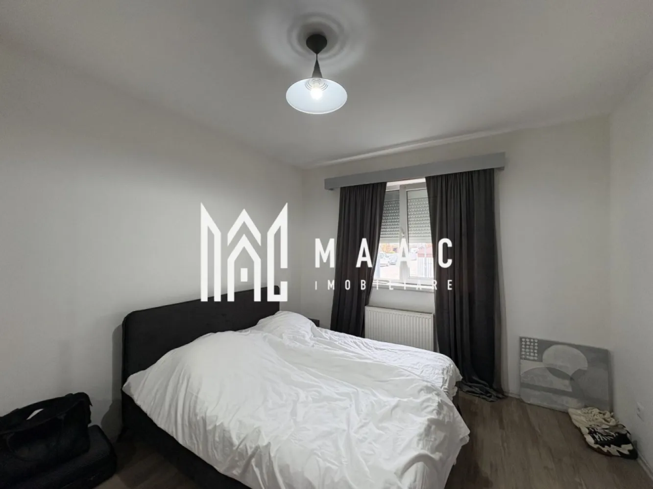 Apartament 2 camere I Parter I Mobilat,Utilat I Selimbar - MAAC IMOBILIARE va propune spre vânzare un apartament situat la parter în Selimbar , într-un bloc construit în 2007. Apartamentul este mobilat și utilat complet ,foarte bine întreținut și pregătit pentru mutare imediată. Dispune de parcare pe CF ,balcon și este amplasat într-o zonă liniștită, în spate la restaurantul El Gringo Sibiu, cu acces rapid către oraș, magazine și alte puncte de interes. Ideal pentru locuință proprie sau ca investiție pentru închiriere. Pentru mai multe informații sau programarea unei vizionări precizați ca ați văzut anunțul cu ID CP2962536