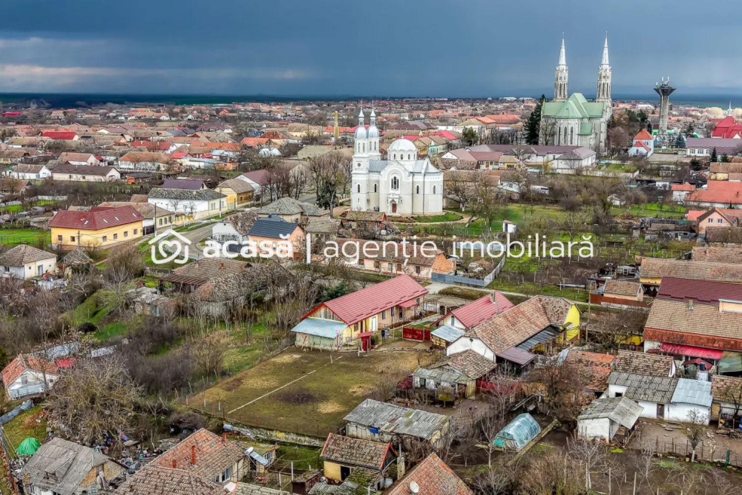 Casă în Vinga – restaurată Integral 2025 | 3 camere | utilități - Vă propunem spre vânzare o proprietate cu un caracter aparte, situată în Vinga, la 20 de minute de Arad, ideală pentru familiile care doresc să se relocheze într-o zonă liniștită sau pentru cei care caută o casă de vacanță impecabilă.

RESTAURARE COMPLETĂ (2025): Nu este o simplă renovare, ci o restaurare integrală realizată de profesioniști. Totul este nou: de la acoperiș și geamuri termopan, până la finisajele interioare.
CONFORT TERMIC NATURAL: Construită pe o structură solidă din văiugă și izolată la exterior cu polistiren, casa oferă un microclimat incredibil: răcoare naturală vara și căldură eficientă iarna. Facturi minime, confort maxim!
COMPARTIMENTARE "STIL NEMȚESC": Cele 3 camere sunt spațioase, luminoase și decomandate de un hol central generos, oferind intimitate fiecărui membru al familiei.
TEREN GENEROS: Curtea îți oferă libertatea pe care nu o vei avea niciodată la bloc – spațiu pentru grădină, loc de joacă pentru copii sau o zonă de grătar cu prietenii.
TOATE UTILITĂȚILE: Proprietatea beneficiază de branșament la curent, iar gazul și apa sunt la a limita de proprietate, asigurând un stil de viață modern și confortabil.

Detalii tehnice pe scurt:
Număr camere: 3 (decomandate)
Stadiu: restaurată integral 2025
Dotări: acoperiș nou, geamuri termopan, izolație exterioară
Locație: vecinătatea Aradului (acces rapid spre oraș) // 20 minute

Preț: 85.000 Euro / / Comision: 0% pentru cumpărător

Oportunitate de investiție: Proprietatea are un potențial uriaș și pentru închiriere în regim de weekend, fiind o alternativă extrem de căutată pentru relaxare.

Nu rata șansa de a achiziționa o casă cu suflet, unde fiecare detaliu a fost pregătit pentru noul proprietar!

📞 Programează o vizionare acum:
Sebastian Nica – 0722 252 639

Nu dispui de toată suma? Te ajutăm noi gratuit! Îți obținem oferte de la 16 bănci.

Ai o proprietate de vânzare în Arad și vrei să știi cât valorează cu adevărat?
Sună-mă pentru o evaluare gratuită, fără obligații.

Birou: ACASĂ | Agenție imobiliară Arad
Bulevardul Decebal 2, Arad 310133