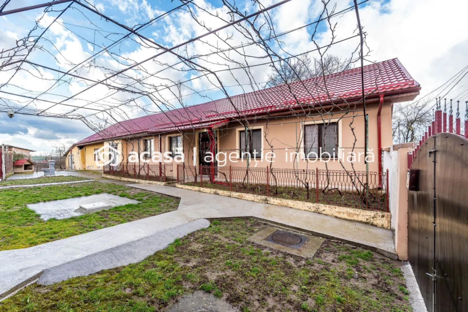 Casă în Vinga – restaurată Integral 2025 | 3 camere | utilități - Vă propunem spre vânzare o proprietate cu un caracter aparte, situată în Vinga, la 20 de minute de Arad, ideală pentru familiile care doresc să se relocheze într-o zonă liniștită sau pentru cei care caută o casă de vacanță impecabilă.

RESTAURARE COMPLETĂ (2025): Nu este o simplă renovare, ci o restaurare integrală realizată de profesioniști. Totul este nou: de la acoperiș și geamuri termopan, până la finisajele interioare.
CONFORT TERMIC NATURAL: Construită pe o structură solidă din văiugă și izolată la exterior cu polistiren, casa oferă un microclimat incredibil: răcoare naturală vara și căldură eficientă iarna. Facturi minime, confort maxim!
COMPARTIMENTARE "STIL NEMȚESC": Cele 3 camere sunt spațioase, luminoase și decomandate de un hol central generos, oferind intimitate fiecărui membru al familiei.
TEREN GENEROS: Curtea îți oferă libertatea pe care nu o vei avea niciodată la bloc – spațiu pentru grădină, loc de joacă pentru copii sau o zonă de grătar cu prietenii.
TOATE UTILITĂȚILE: Proprietatea beneficiază de branșament la curent, iar gazul și apa sunt la a limita de proprietate, asigurând un stil de viață modern și confortabil.

Detalii tehnice pe scurt:
Număr camere: 3 (decomandate)
Stadiu: restaurată integral 2025
Dotări: acoperiș nou, geamuri termopan, izolație exterioară
Locație: vecinătatea Aradului (acces rapid spre oraș) // 20 minute

Preț: 85.000 Euro / / Comision: 0% pentru cumpărător

Oportunitate de investiție: Proprietatea are un potențial uriaș și pentru închiriere în regim de weekend, fiind o alternativă extrem de căutată pentru relaxare.

Nu rata șansa de a achiziționa o casă cu suflet, unde fiecare detaliu a fost pregătit pentru noul proprietar!

📞 Programează o vizionare acum:
Sebastian Nica – 0722 252 639

Nu dispui de toată suma? Te ajutăm noi gratuit! Îți obținem oferte de la 16 bănci.

Ai o proprietate de vânzare în Arad și vrei să știi cât valorează cu adevărat?
Sună-mă pentru o evaluare gratuită, fără obligații.

Birou: ACASĂ | Agenție imobiliară Arad
Bulevardul Decebal 2, Arad 310133