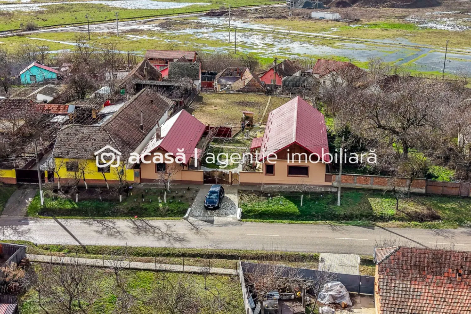 Casă în Vinga – restaurată Integral 2025 | 3 camere | utilități - Vă propunem spre vânzare o proprietate cu un caracter aparte, situată în Vinga, la 20 de minute de Arad, ideală pentru familiile care doresc să se relocheze într-o zonă liniștită sau pentru cei care caută o casă de vacanță impecabilă.

RESTAURARE COMPLETĂ (2025): Nu este o simplă renovare, ci o restaurare integrală realizată de profesioniști. Totul este nou: de la acoperiș și geamuri termopan, până la finisajele interioare.
CONFORT TERMIC NATURAL: Construită pe o structură solidă din văiugă și izolată la exterior cu polistiren, casa oferă un microclimat incredibil: răcoare naturală vara și căldură eficientă iarna. Facturi minime, confort maxim!
COMPARTIMENTARE "STIL NEMȚESC": Cele 3 camere sunt spațioase, luminoase și decomandate de un hol central generos, oferind intimitate fiecărui membru al familiei.
TEREN GENEROS: Curtea îți oferă libertatea pe care nu o vei avea niciodată la bloc – spațiu pentru grădină, loc de joacă pentru copii sau o zonă de grătar cu prietenii.
TOATE UTILITĂȚILE: Proprietatea beneficiază de branșament la curent, iar gazul și apa sunt la a limita de proprietate, asigurând un stil de viață modern și confortabil.

Detalii tehnice pe scurt:
Număr camere: 3 (decomandate)
Stadiu: restaurată integral 2025
Dotări: acoperiș nou, geamuri termopan, izolație exterioară
Locație: vecinătatea Aradului (acces rapid spre oraș) // 20 minute

Preț: 85.000 Euro / / Comision: 0% pentru cumpărător

Oportunitate de investiție: Proprietatea are un potențial uriaș și pentru închiriere în regim de weekend, fiind o alternativă extrem de căutată pentru relaxare.

Nu rata șansa de a achiziționa o casă cu suflet, unde fiecare detaliu a fost pregătit pentru noul proprietar!

📞 Programează o vizionare acum:
Sebastian Nica – 0722 252 639

Nu dispui de toată suma? Te ajutăm noi gratuit! Îți obținem oferte de la 16 bănci.

Ai o proprietate de vânzare în Arad și vrei să știi cât valorează cu adevărat?
Sună-mă pentru o evaluare gratuită, fără obligații.

Birou: ACASĂ | Agenție imobiliară Arad
Bulevardul Decebal 2, Arad 310133